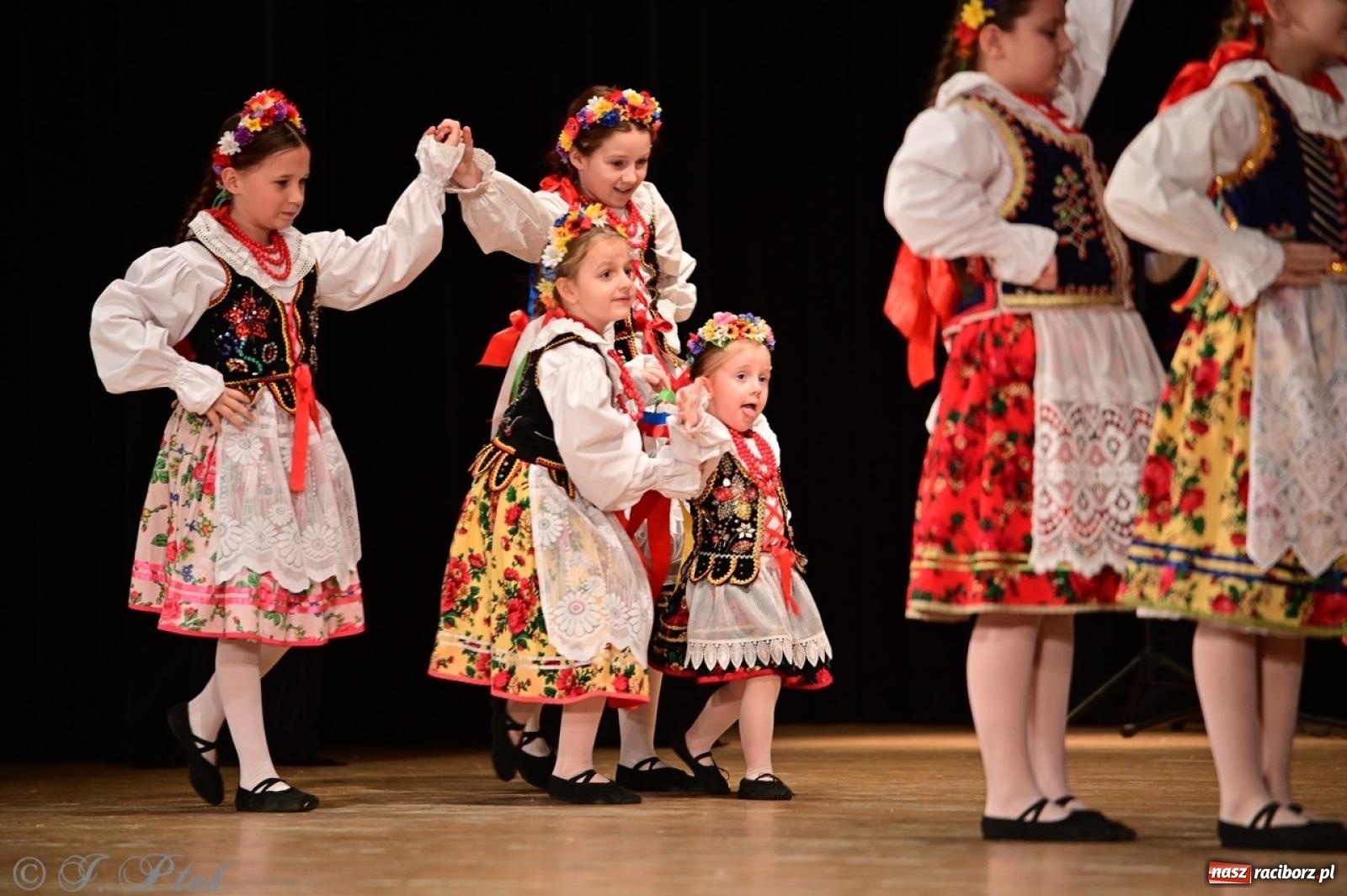 Zdjęcie w galerii na portalu naszraciborz.pl: Koncert charytatywny dla Judytki: taniec, folklor i świąteczne smaki zgromadziły tłumy wiadomości z regionu