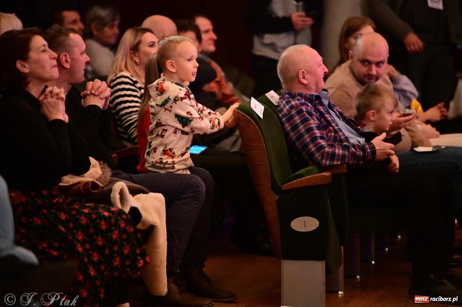 Zdjęcie w galerii na portalu naszraciborz.pl: Koncert charytatywny dla Judytki: taniec, folklor i świąteczne smaki zgromadziły tłumy wiadomości z regionu