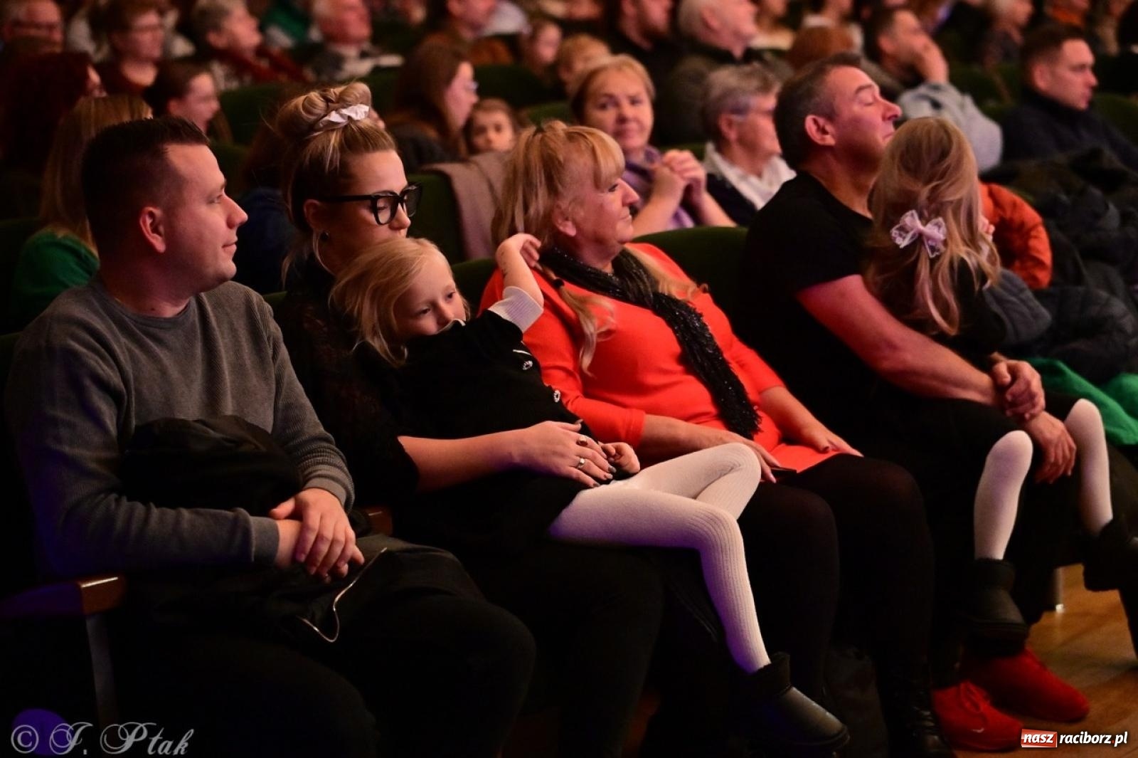 Zdjęcie w galerii na portalu naszraciborz.pl: Koncert charytatywny dla Judytki: taniec, folklor i świąteczne smaki zgromadziły tłumy wiadomości z regionu