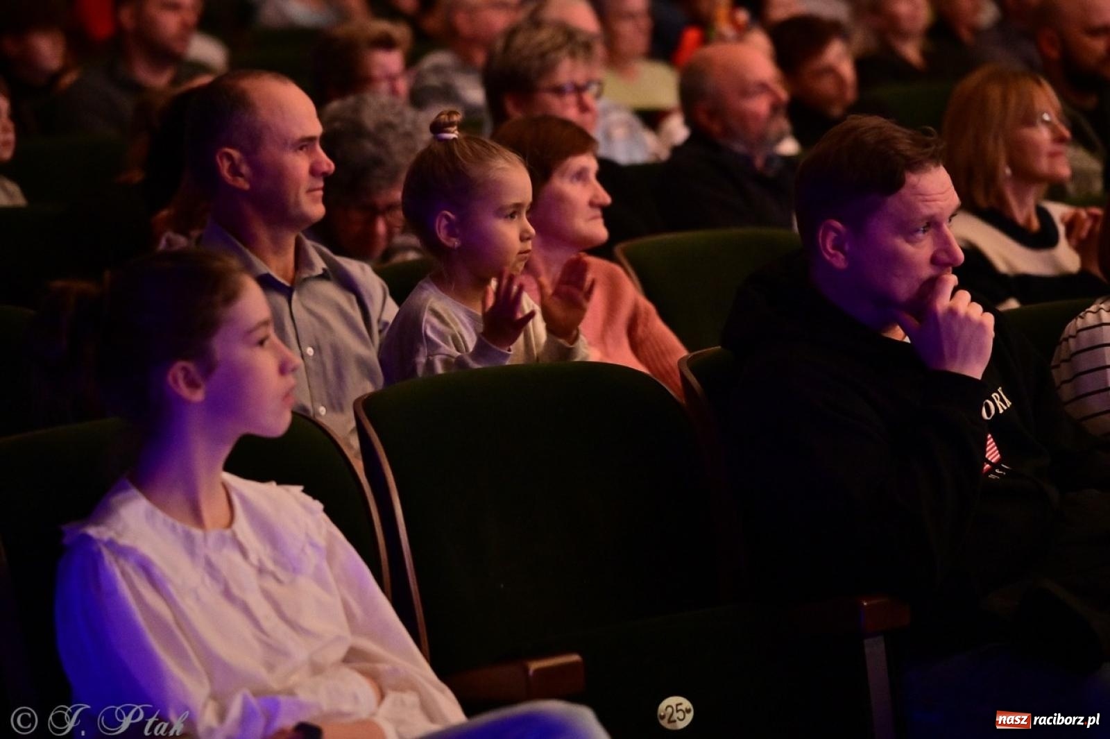 Zdjęcie w galerii na portalu naszraciborz.pl: Koncert charytatywny dla Judytki: taniec, folklor i świąteczne smaki zgromadziły tłumy wiadomości z regionu