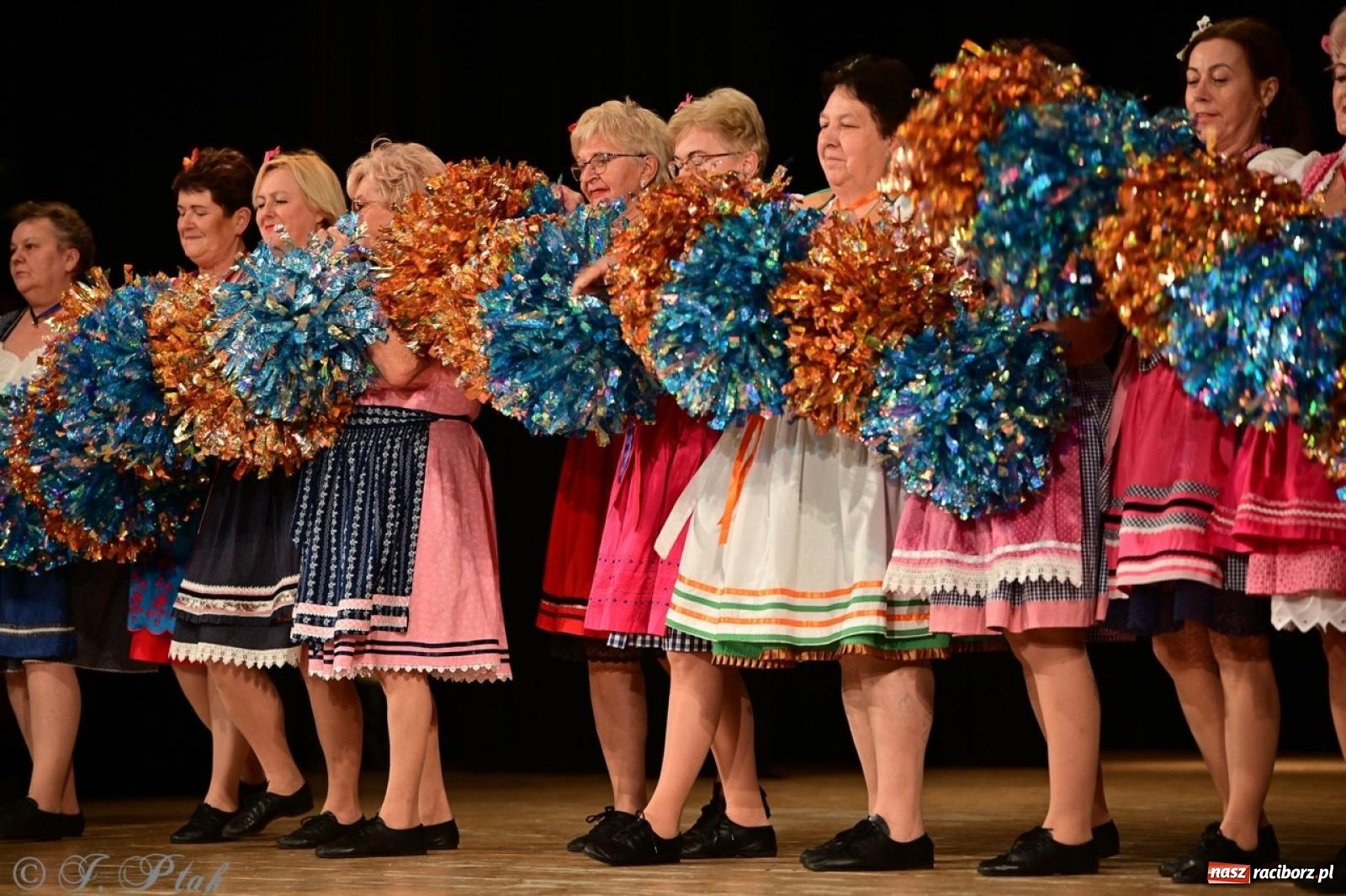 Zdjęcie w galerii na portalu naszraciborz.pl: Koncert charytatywny dla Judytki: taniec, folklor i świąteczne smaki zgromadziły tłumy wiadomości z regionu