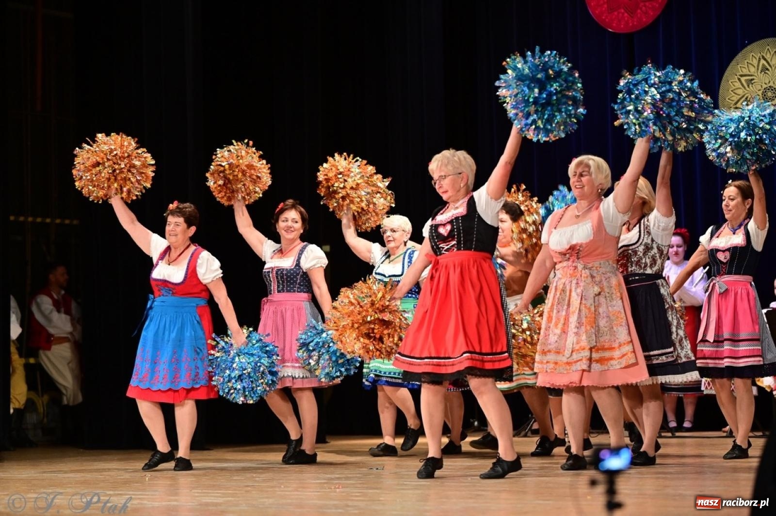 Zdjęcie w galerii na portalu naszraciborz.pl: Koncert charytatywny dla Judytki: taniec, folklor i świąteczne smaki zgromadziły tłumy wiadomości z regionu