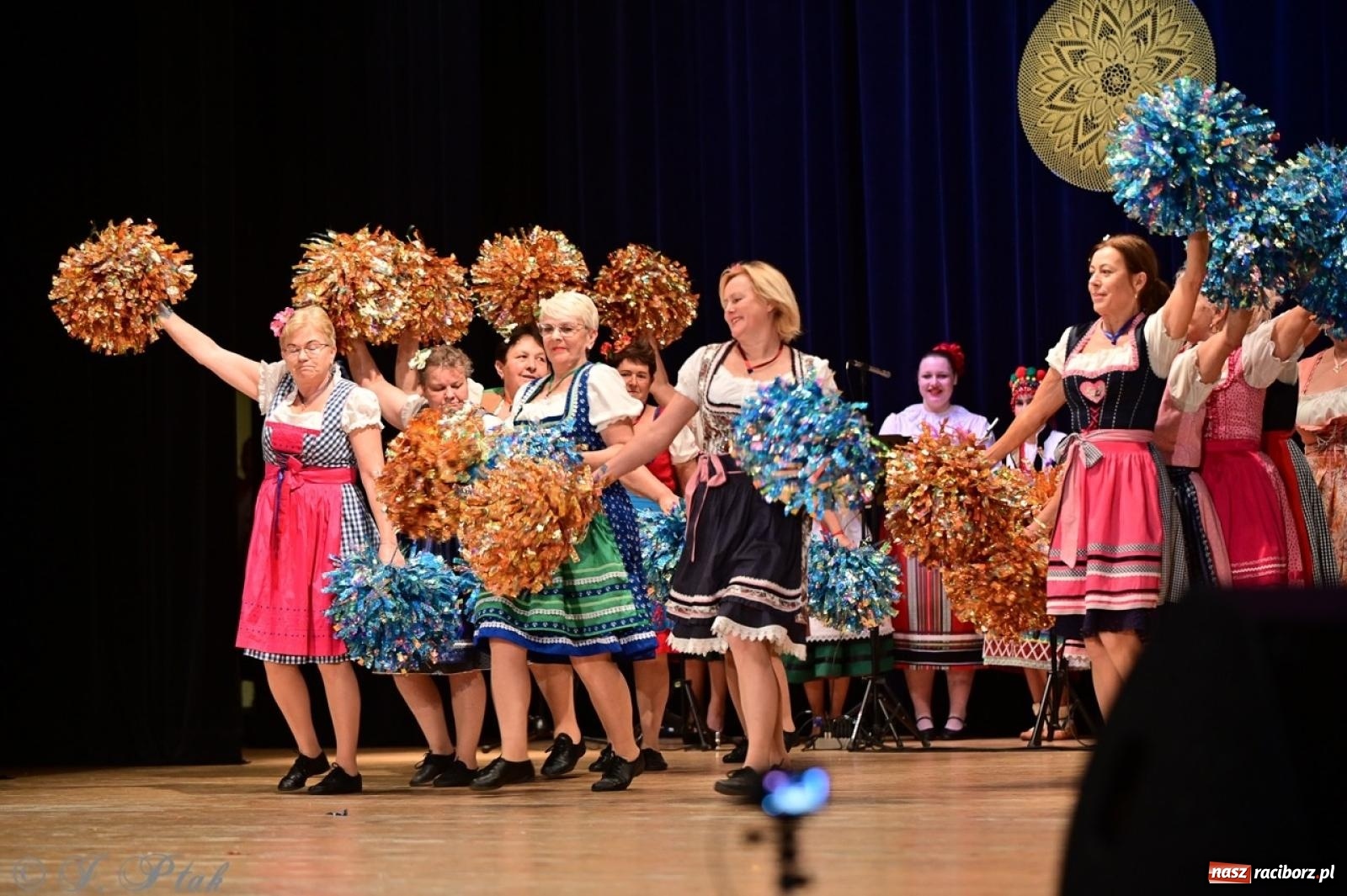 Zdjęcie w galerii na portalu naszraciborz.pl: Koncert charytatywny dla Judytki: taniec, folklor i świąteczne smaki zgromadziły tłumy wiadomości z regionu