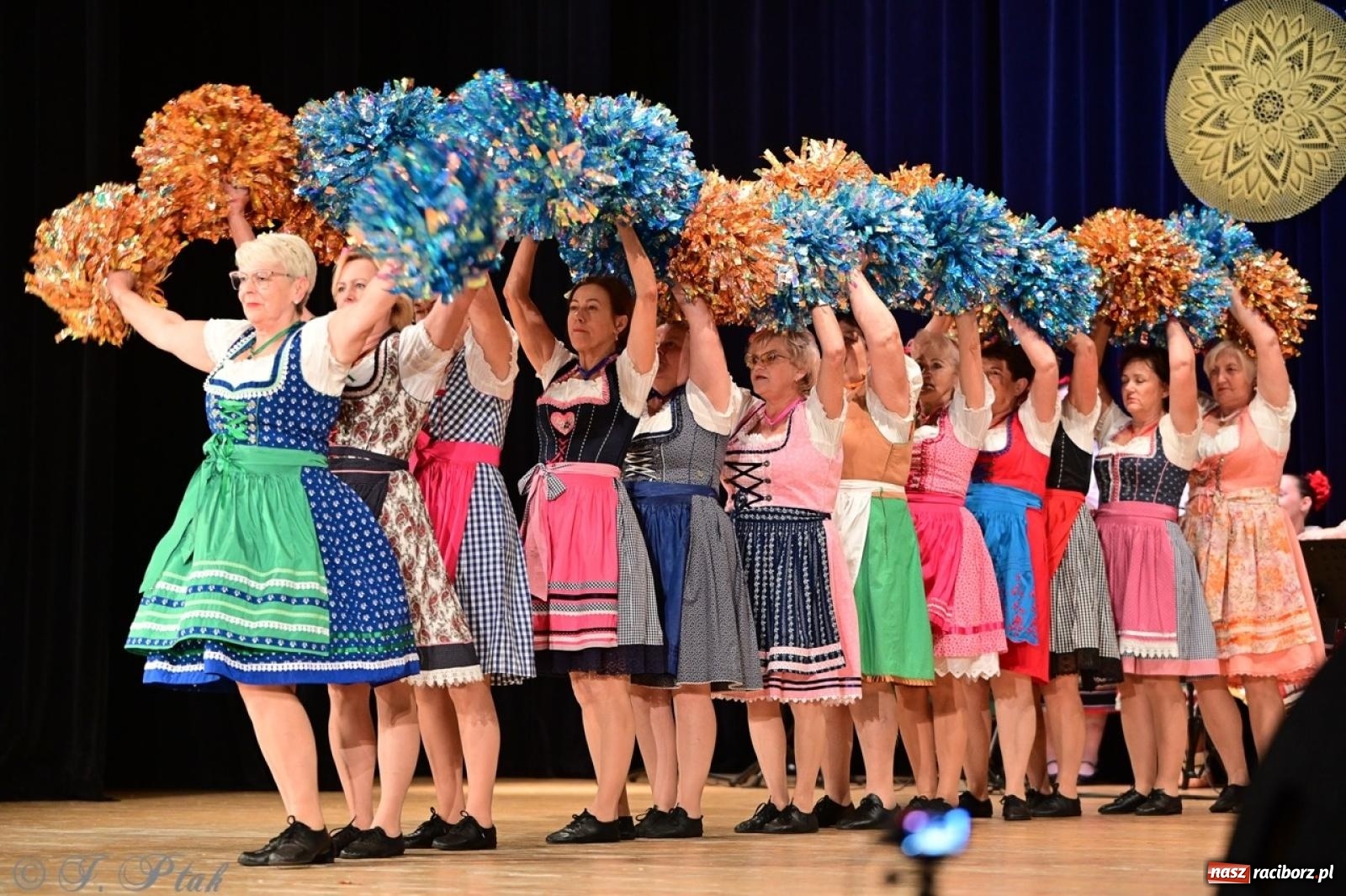 Zdjęcie w galerii na portalu naszraciborz.pl: Koncert charytatywny dla Judytki: taniec, folklor i świąteczne smaki zgromadziły tłumy wiadomości z regionu