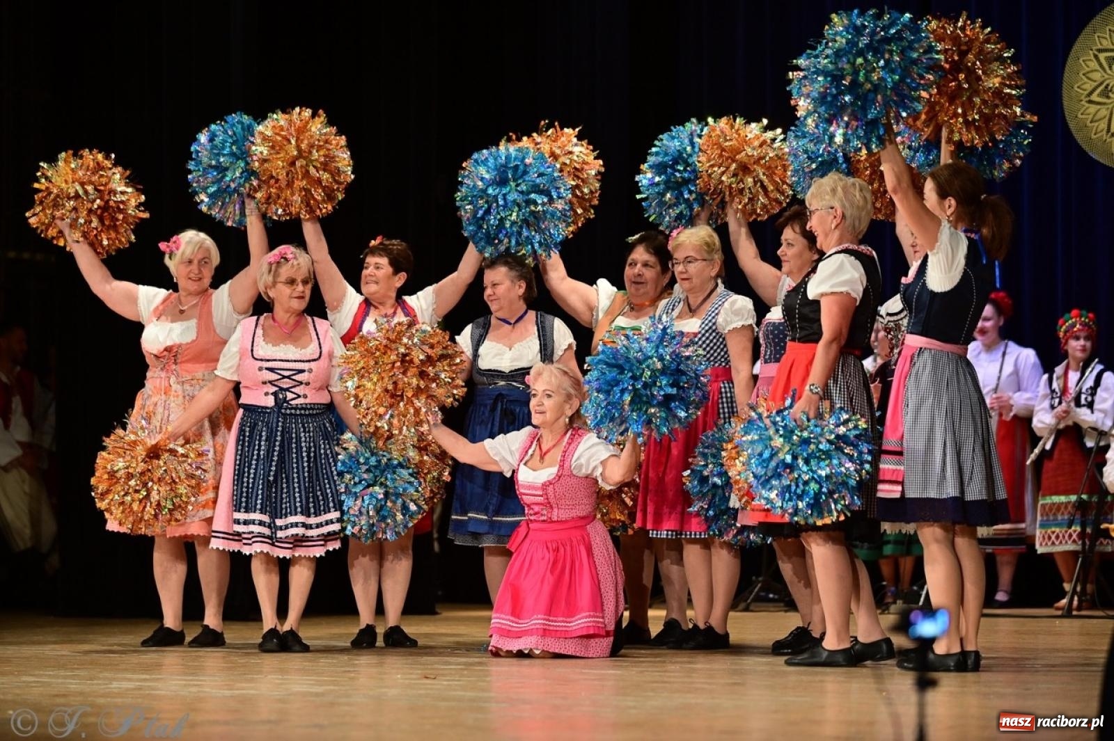 Zdjęcie w galerii na portalu naszraciborz.pl: Koncert charytatywny dla Judytki: taniec, folklor i świąteczne smaki zgromadziły tłumy wiadomości z regionu