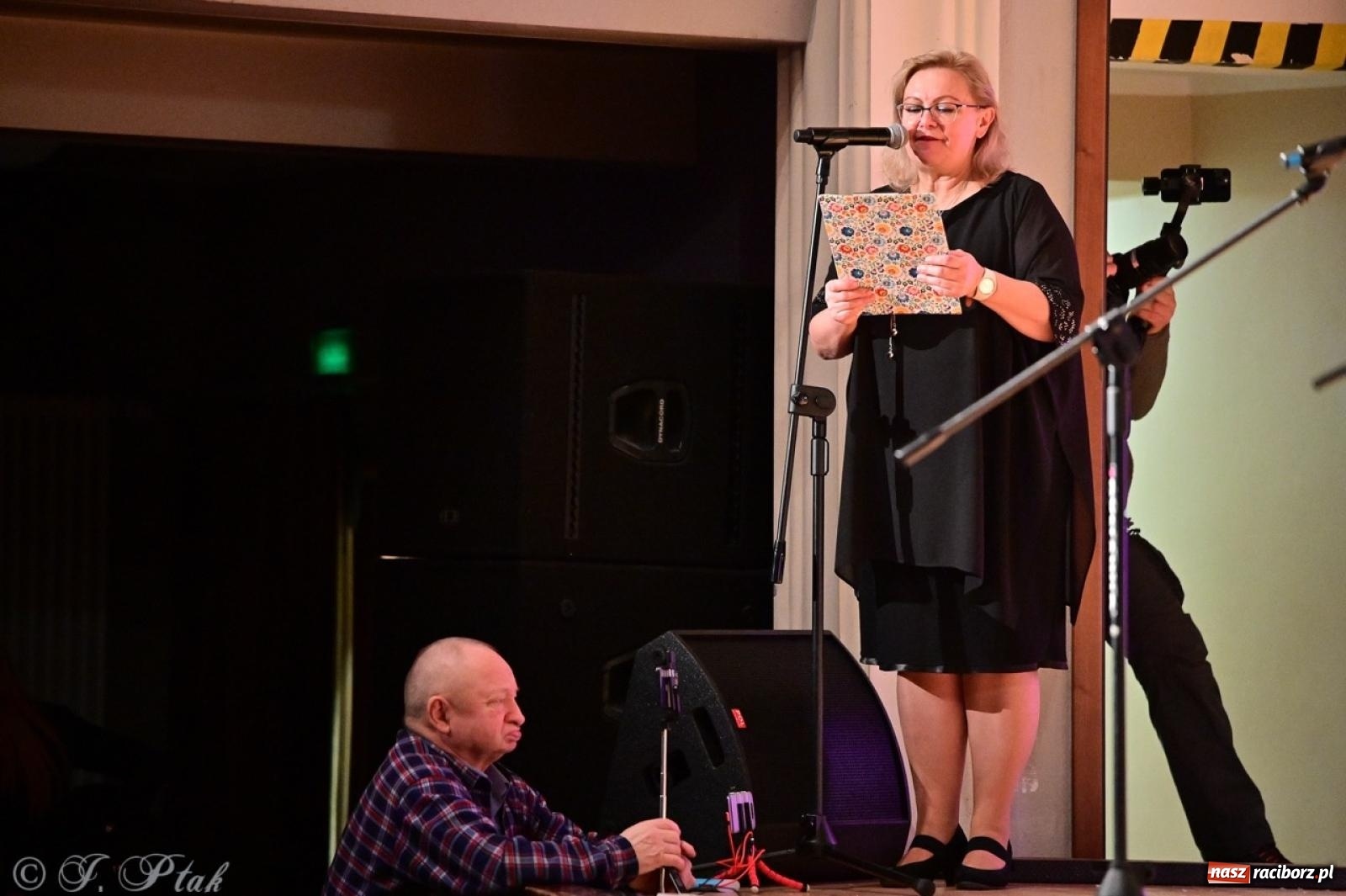 Zdjęcie w galerii na portalu naszraciborz.pl: Koncert charytatywny dla Judytki: taniec, folklor i świąteczne smaki zgromadziły tłumy wiadomości z regionu