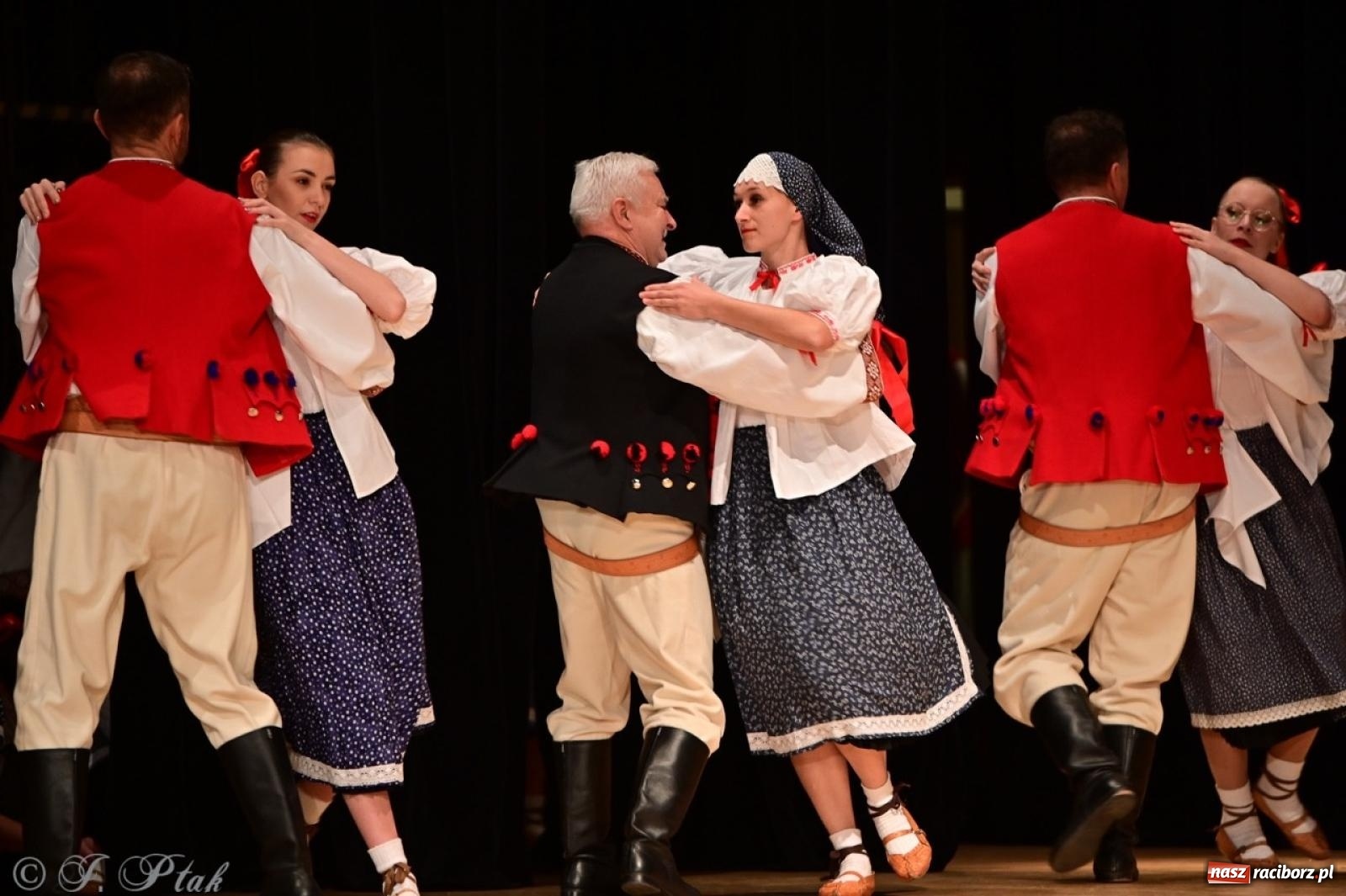 Zdjęcie w galerii na portalu naszraciborz.pl: Koncert charytatywny dla Judytki: taniec, folklor i świąteczne smaki zgromadziły tłumy wiadomości z regionu