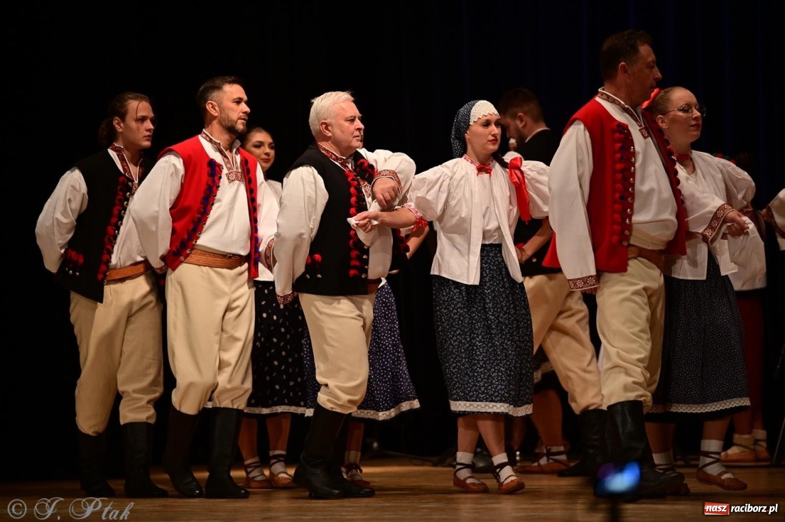 Zdjęcie w galerii na portalu naszraciborz.pl: Koncert charytatywny dla Judytki: taniec, folklor i świąteczne smaki zgromadziły tłumy wiadomości z regionu