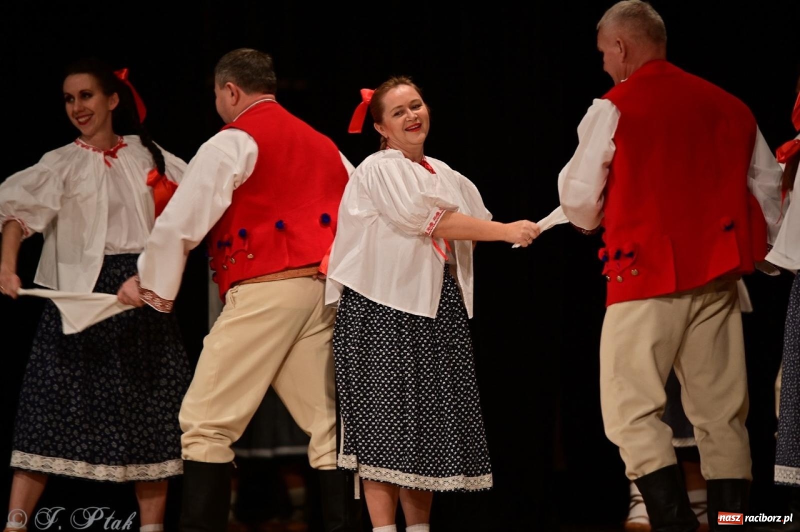 Zdjęcie w galerii na portalu naszraciborz.pl: Koncert charytatywny dla Judytki: taniec, folklor i świąteczne smaki zgromadziły tłumy wiadomości z regionu