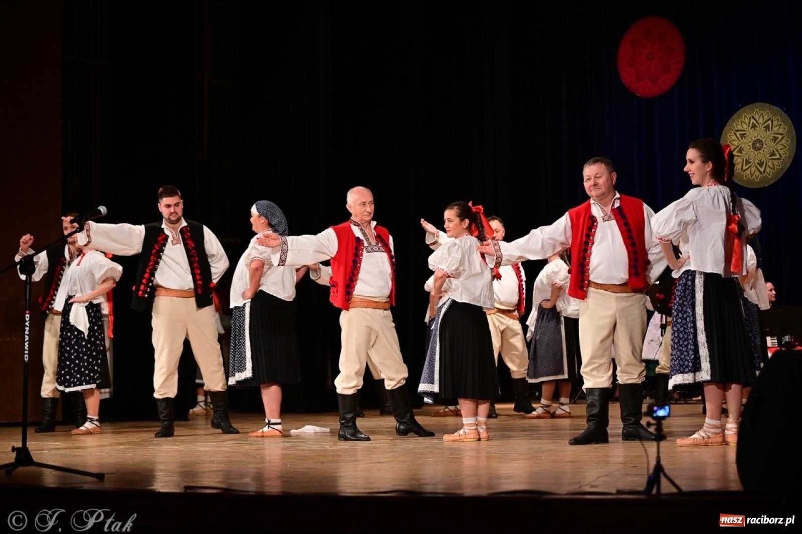 Zdjęcie w galerii na portalu naszraciborz.pl: Koncert charytatywny dla Judytki: taniec, folklor i świąteczne smaki zgromadziły tłumy wiadomości z regionu