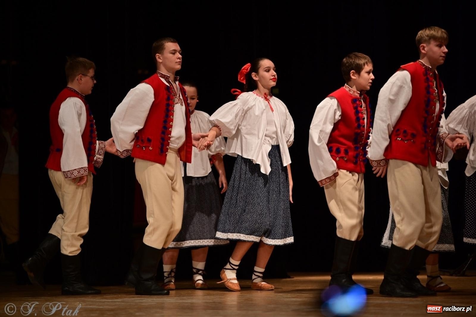 Zdjęcie w galerii na portalu naszraciborz.pl: Koncert charytatywny dla Judytki: taniec, folklor i świąteczne smaki zgromadziły tłumy wiadomości z regionu