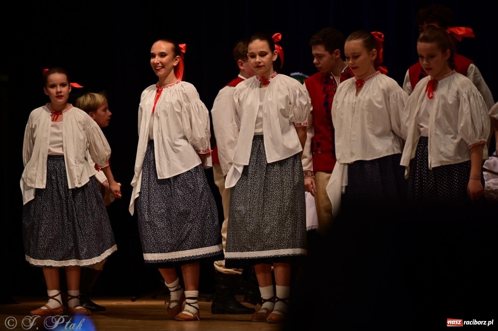 Zdjęcie w galerii na portalu naszraciborz.pl: Koncert charytatywny dla Judytki: taniec, folklor i świąteczne smaki zgromadziły tłumy wiadomości z regionu