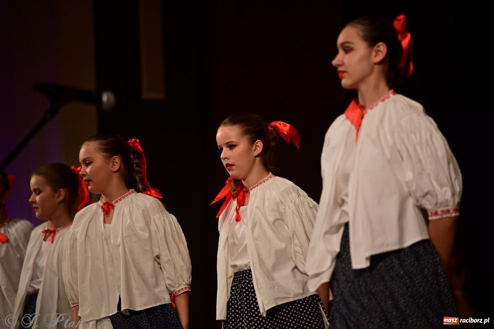 Zdjęcie w galerii na portalu naszraciborz.pl: Koncert charytatywny dla Judytki: taniec, folklor i świąteczne smaki zgromadziły tłumy wiadomości z regionu