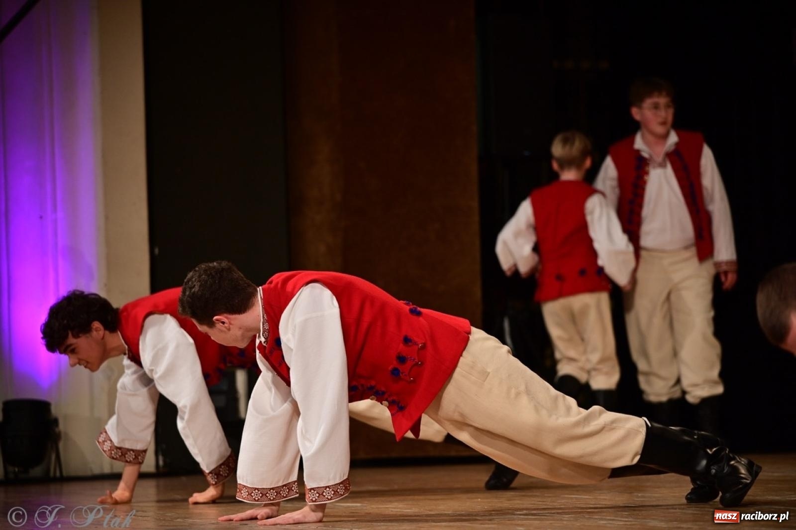 Zdjęcie w galerii na portalu naszraciborz.pl: Koncert charytatywny dla Judytki: taniec, folklor i świąteczne smaki zgromadziły tłumy wiadomości z regionu
