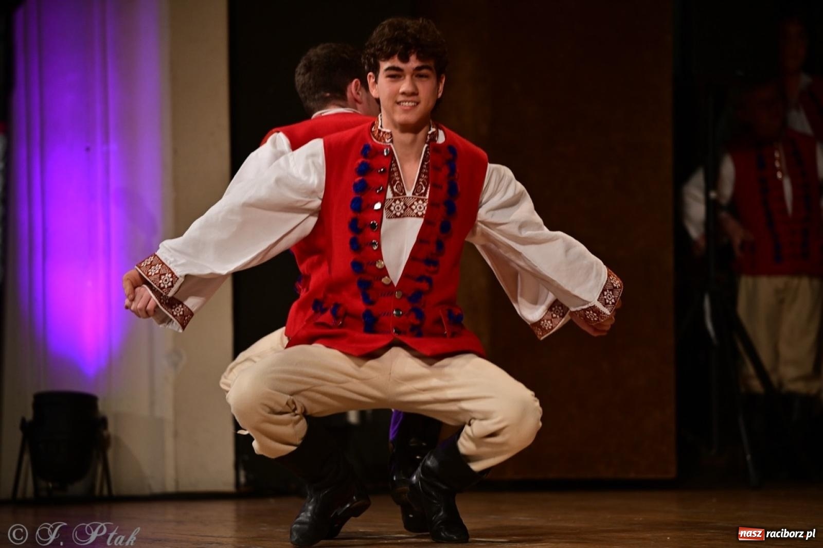 Zdjęcie w galerii na portalu naszraciborz.pl: Koncert charytatywny dla Judytki: taniec, folklor i świąteczne smaki zgromadziły tłumy wiadomości z regionu