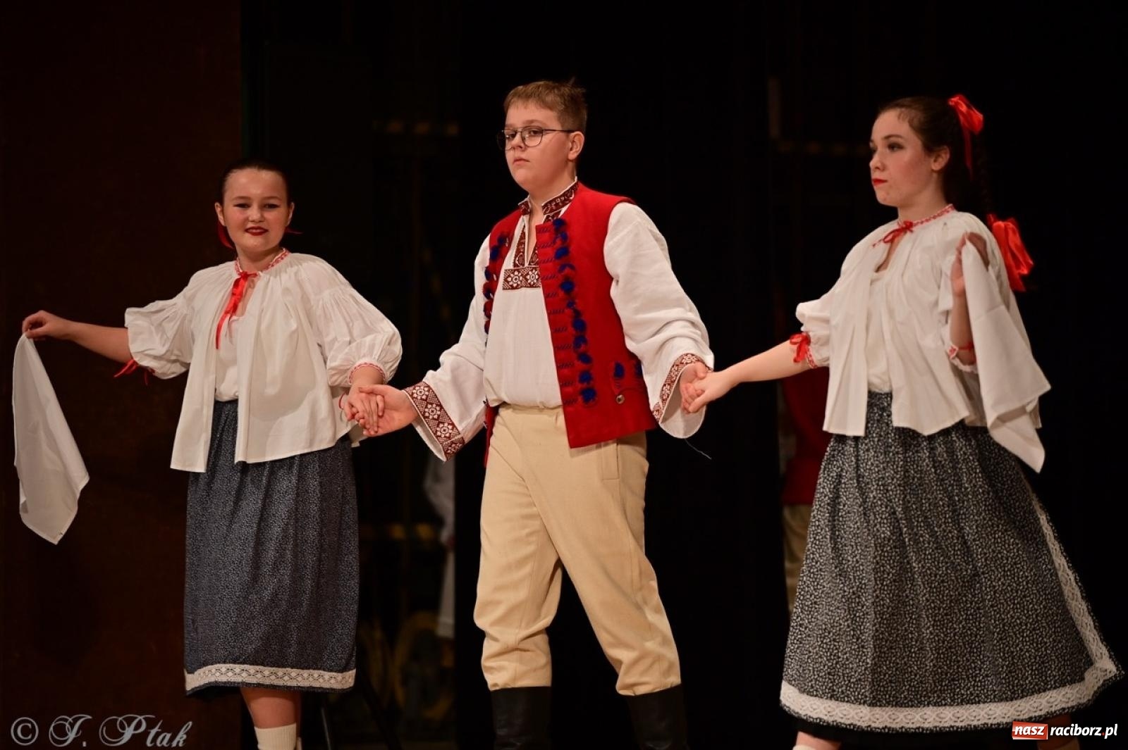 Zdjęcie w galerii na portalu naszraciborz.pl: Koncert charytatywny dla Judytki: taniec, folklor i świąteczne smaki zgromadziły tłumy wiadomości z regionu