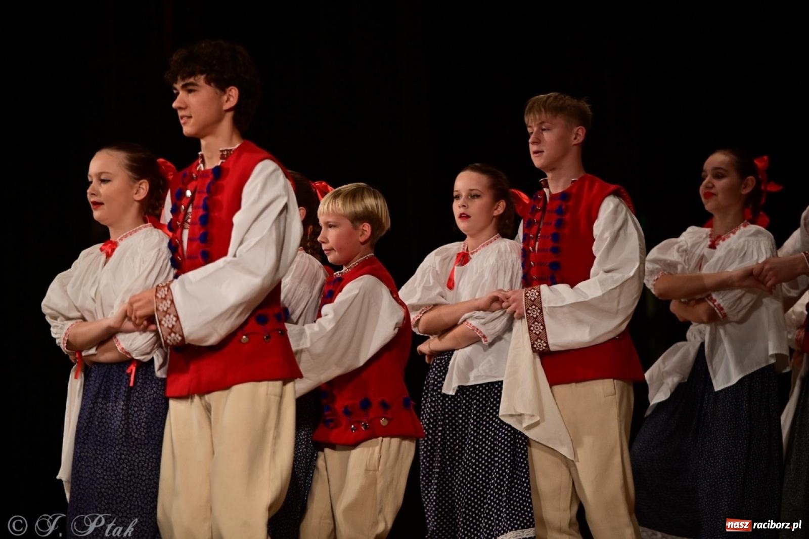 Zdjęcie w galerii na portalu naszraciborz.pl: Koncert charytatywny dla Judytki: taniec, folklor i świąteczne smaki zgromadziły tłumy wiadomości z regionu
