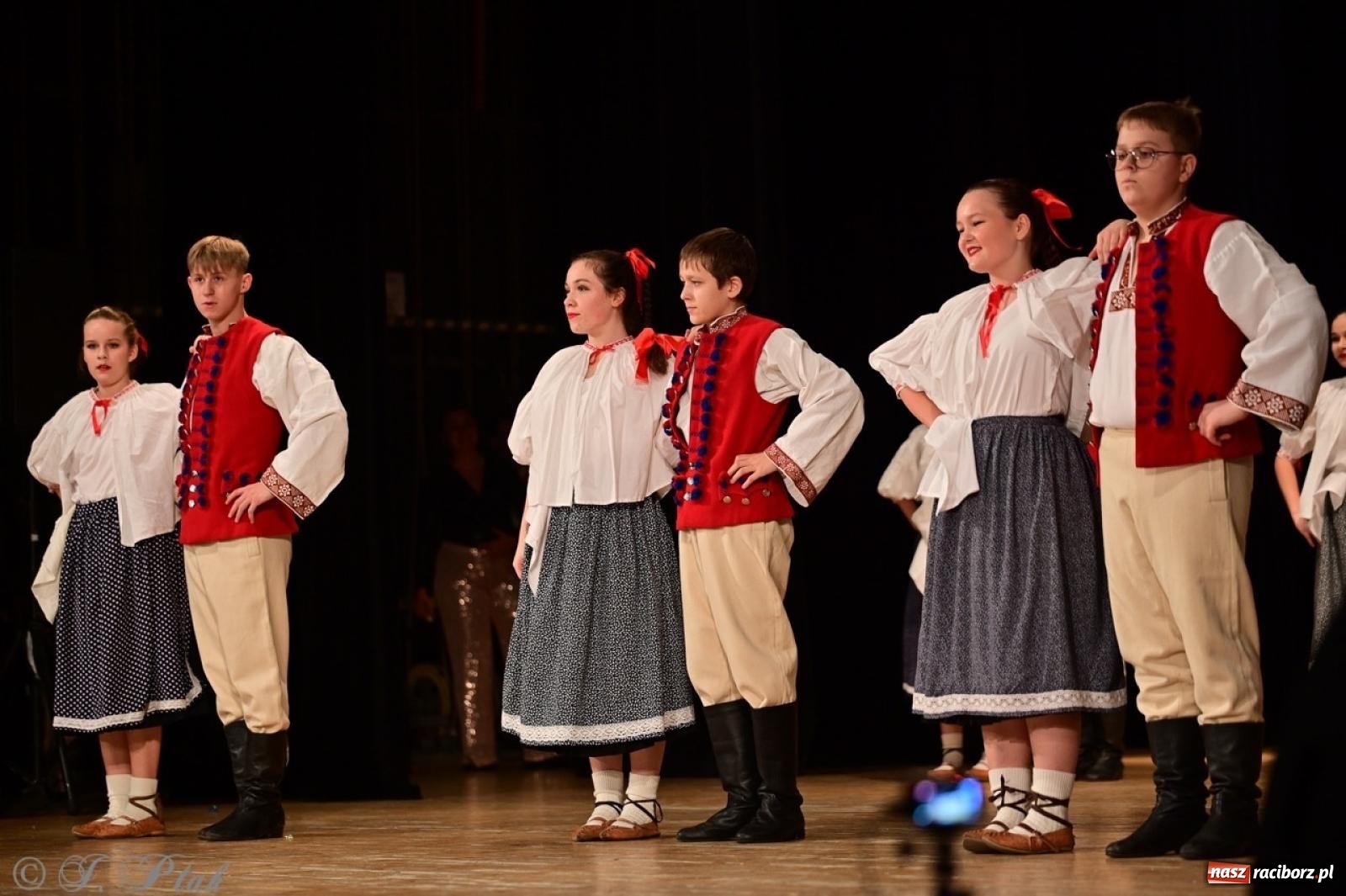 Zdjęcie w galerii na portalu naszraciborz.pl: Koncert charytatywny dla Judytki: taniec, folklor i świąteczne smaki zgromadziły tłumy wiadomości z regionu