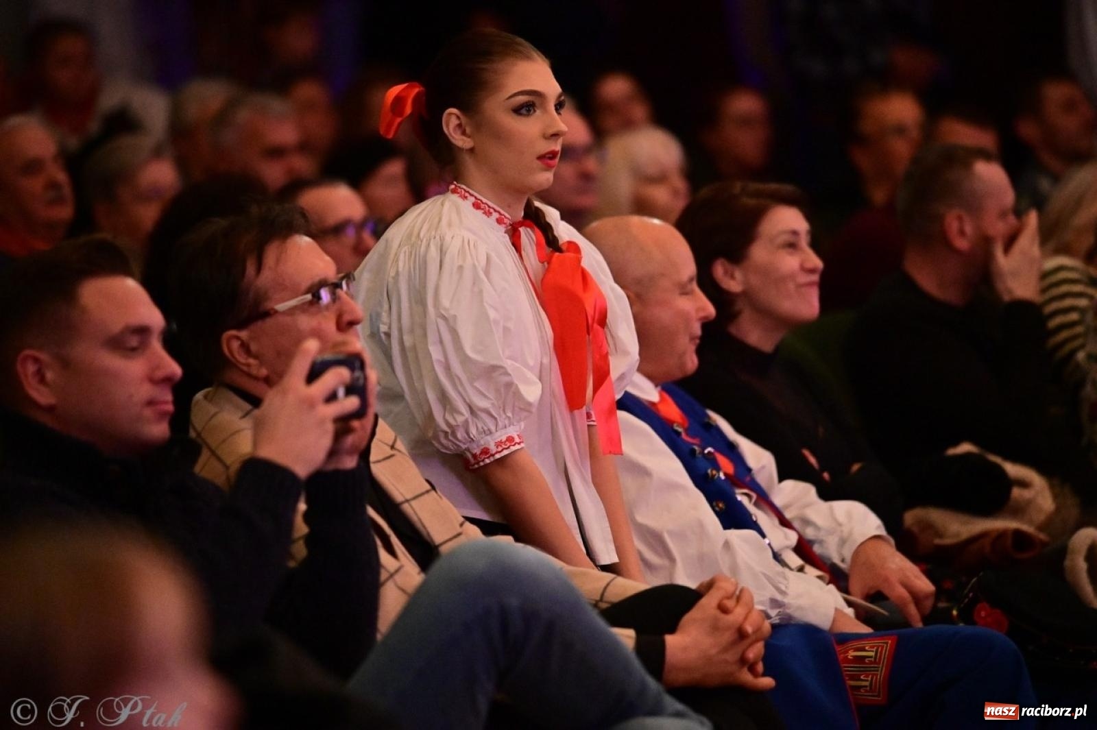 Zdjęcie w galerii na portalu naszraciborz.pl: Koncert charytatywny dla Judytki: taniec, folklor i świąteczne smaki zgromadziły tłumy wiadomości z regionu