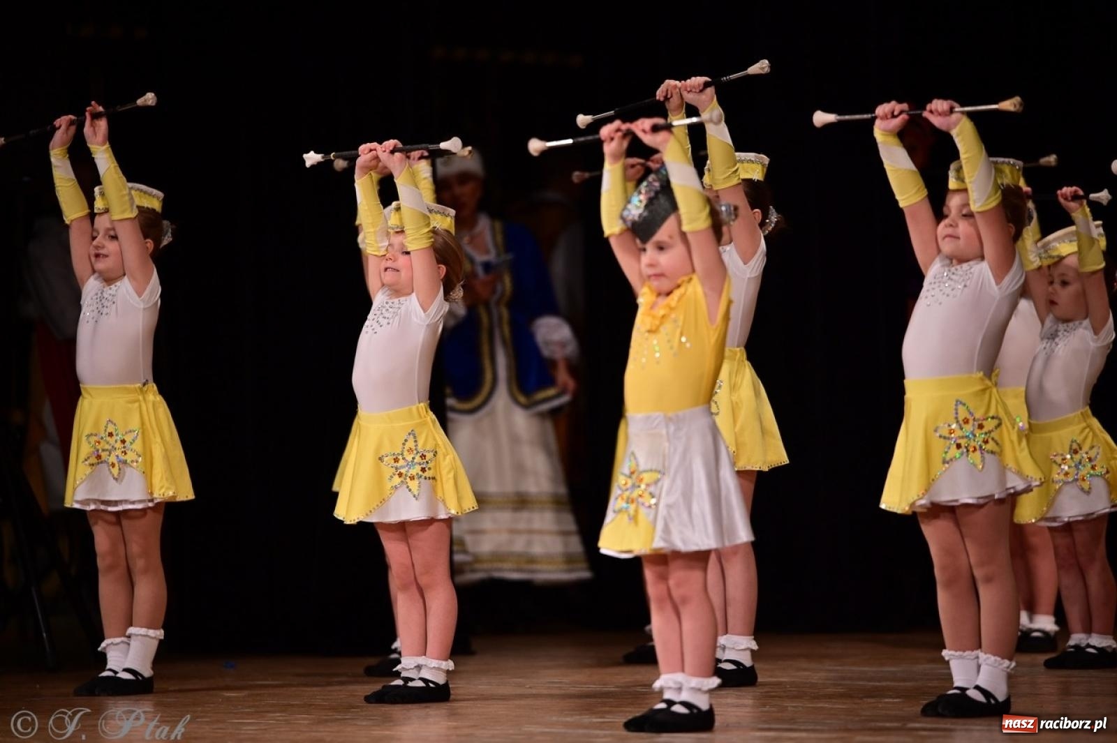 Zdjęcie w galerii na portalu naszraciborz.pl: Koncert charytatywny dla Judytki: taniec, folklor i świąteczne smaki zgromadziły tłumy wiadomości z regionu