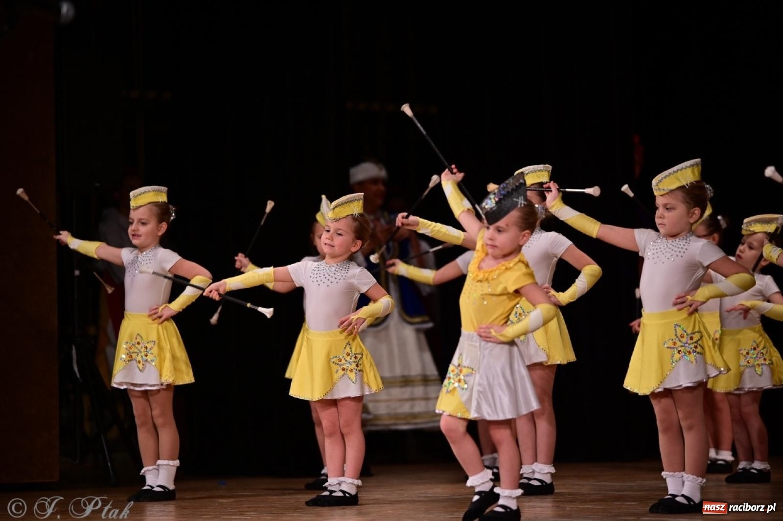 Zdjęcie w galerii na portalu naszraciborz.pl: Koncert charytatywny dla Judytki: taniec, folklor i świąteczne smaki zgromadziły tłumy wiadomości z regionu