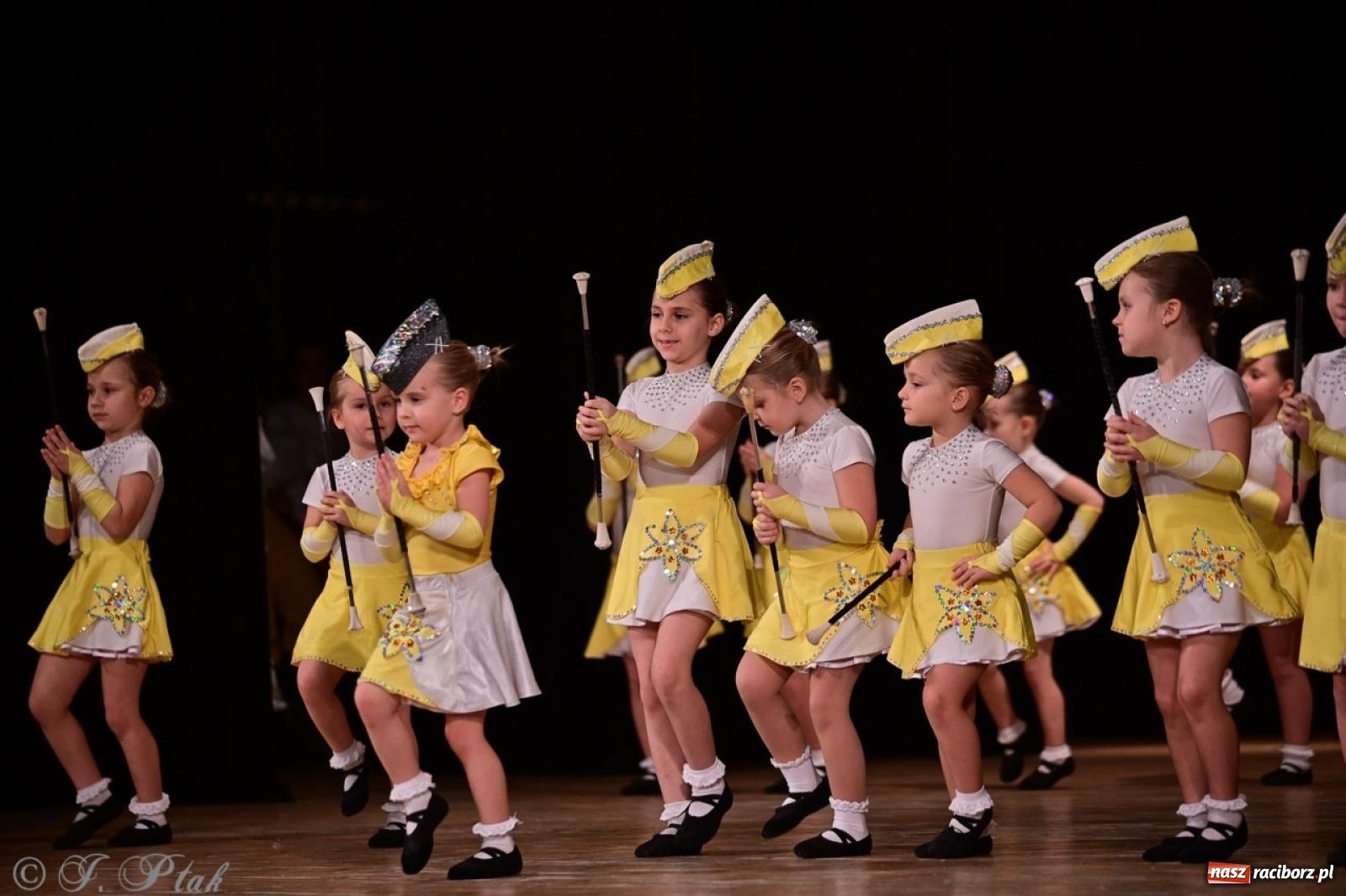 Zdjęcie w galerii na portalu naszraciborz.pl: Koncert charytatywny dla Judytki: taniec, folklor i świąteczne smaki zgromadziły tłumy wiadomości z regionu