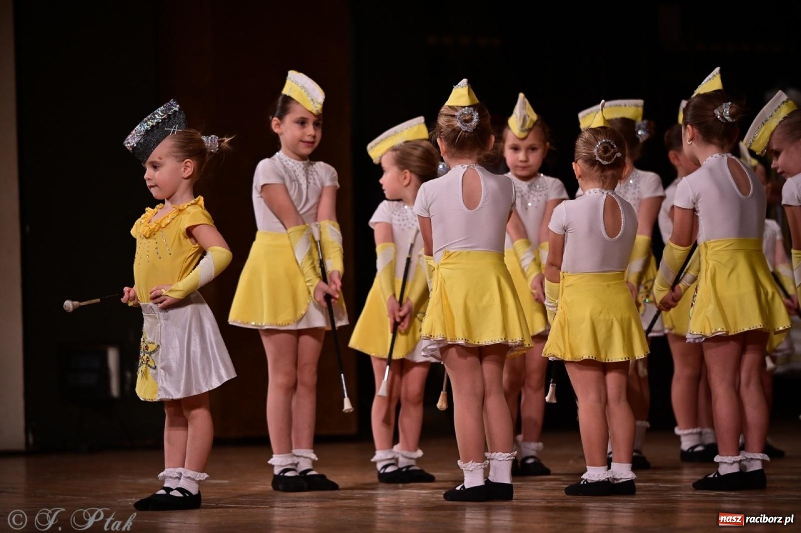 Zdjęcie w galerii na portalu naszraciborz.pl: Koncert charytatywny dla Judytki: taniec, folklor i świąteczne smaki zgromadziły tłumy wiadomości z regionu