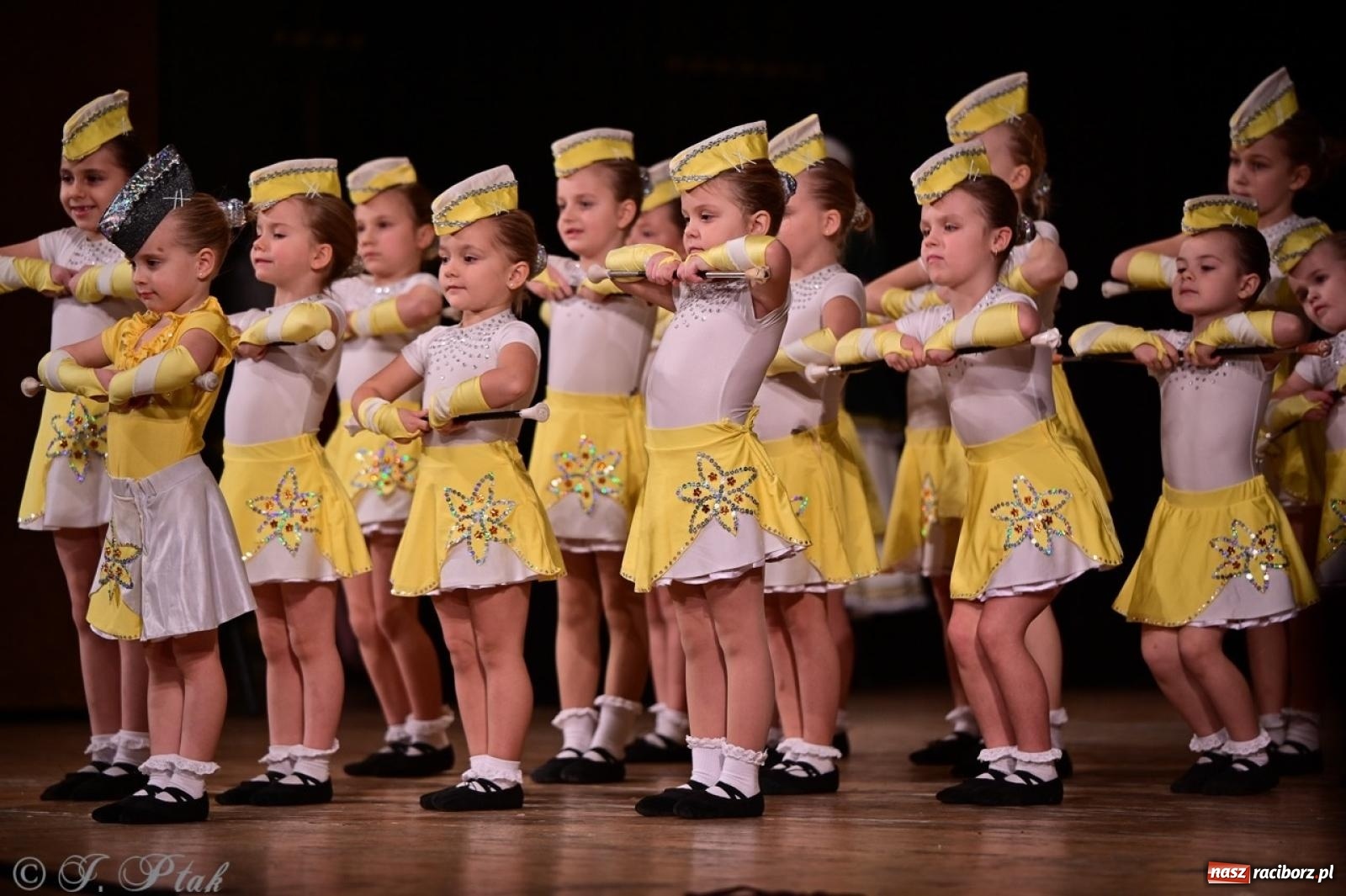 Zdjęcie w galerii na portalu naszraciborz.pl: Koncert charytatywny dla Judytki: taniec, folklor i świąteczne smaki zgromadziły tłumy wiadomości z regionu
