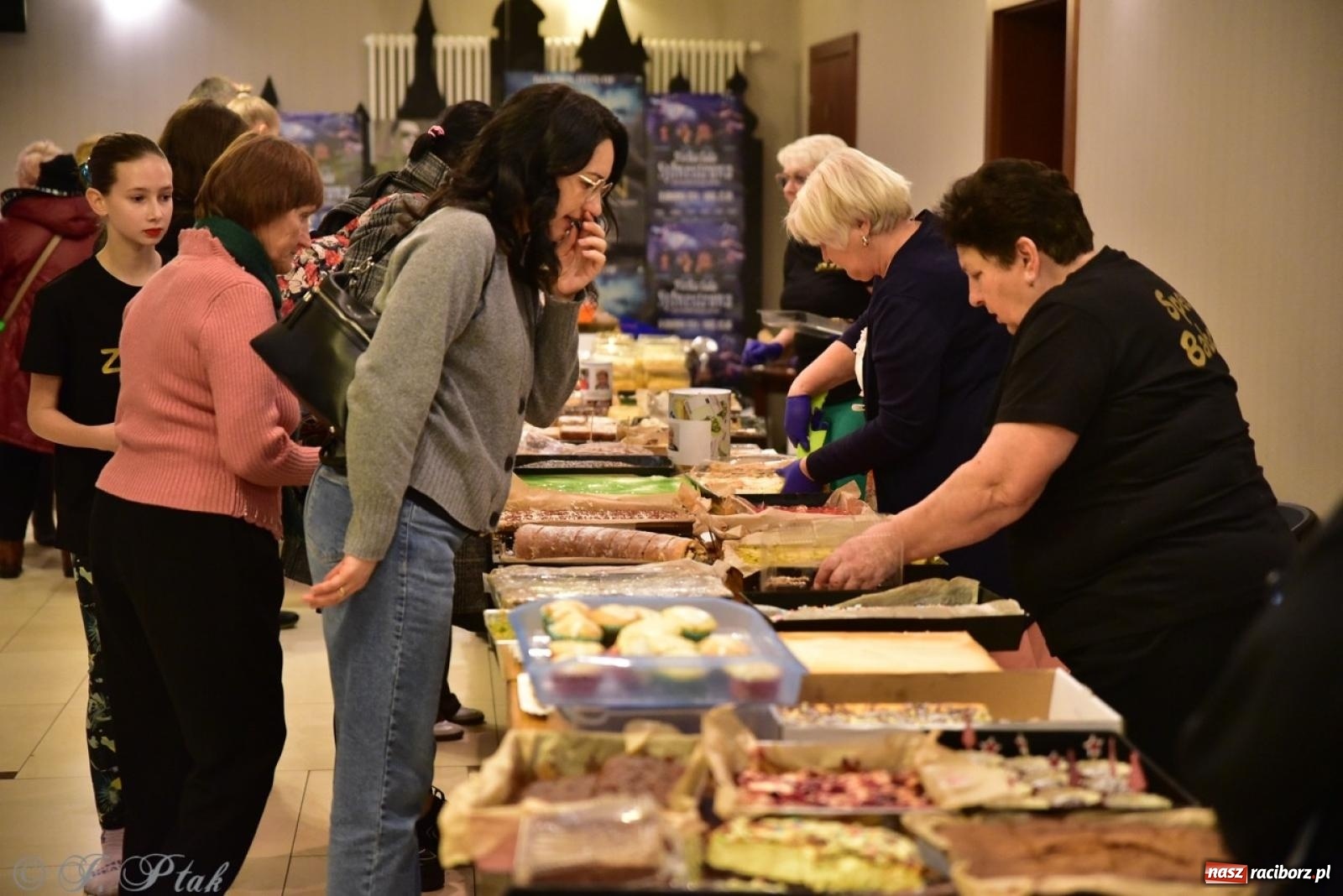 Zdjęcie w galerii na portalu naszraciborz.pl: Koncert charytatywny dla Judytki: taniec, folklor i świąteczne smaki zgromadziły tłumy wiadomości z regionu