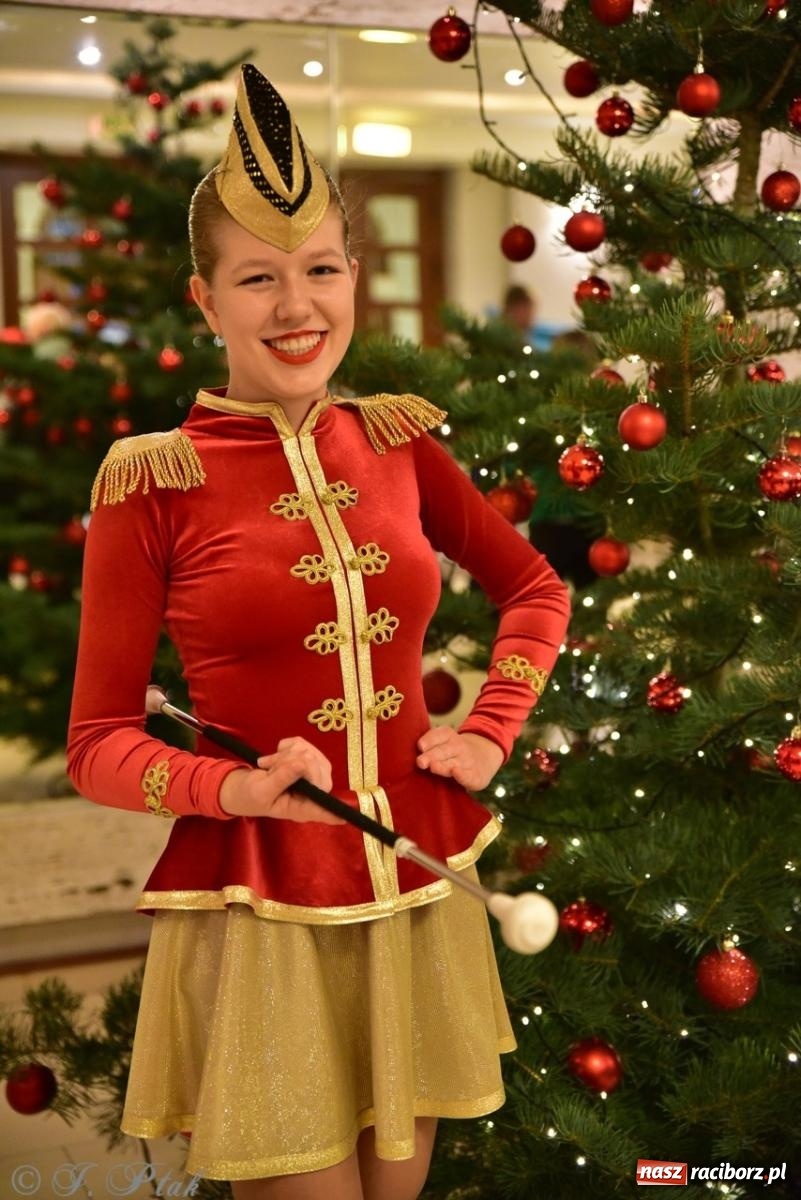 Zdjęcie w galerii na portalu naszraciborz.pl: Koncert charytatywny dla Judytki: taniec, folklor i świąteczne smaki zgromadziły tłumy wiadomości z regionu