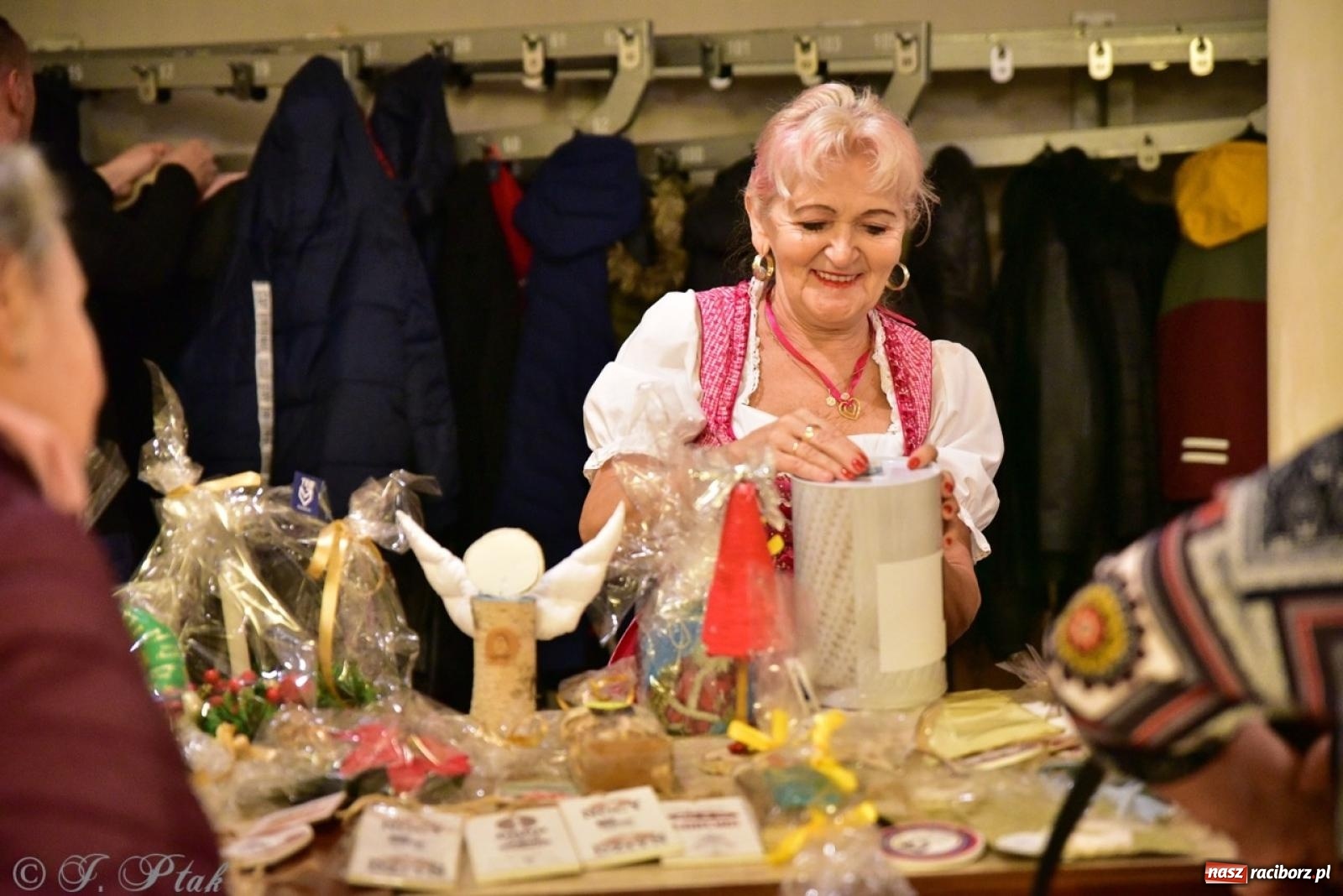 Zdjęcie w galerii na portalu naszraciborz.pl: Koncert charytatywny dla Judytki: taniec, folklor i świąteczne smaki zgromadziły tłumy wiadomości z regionu