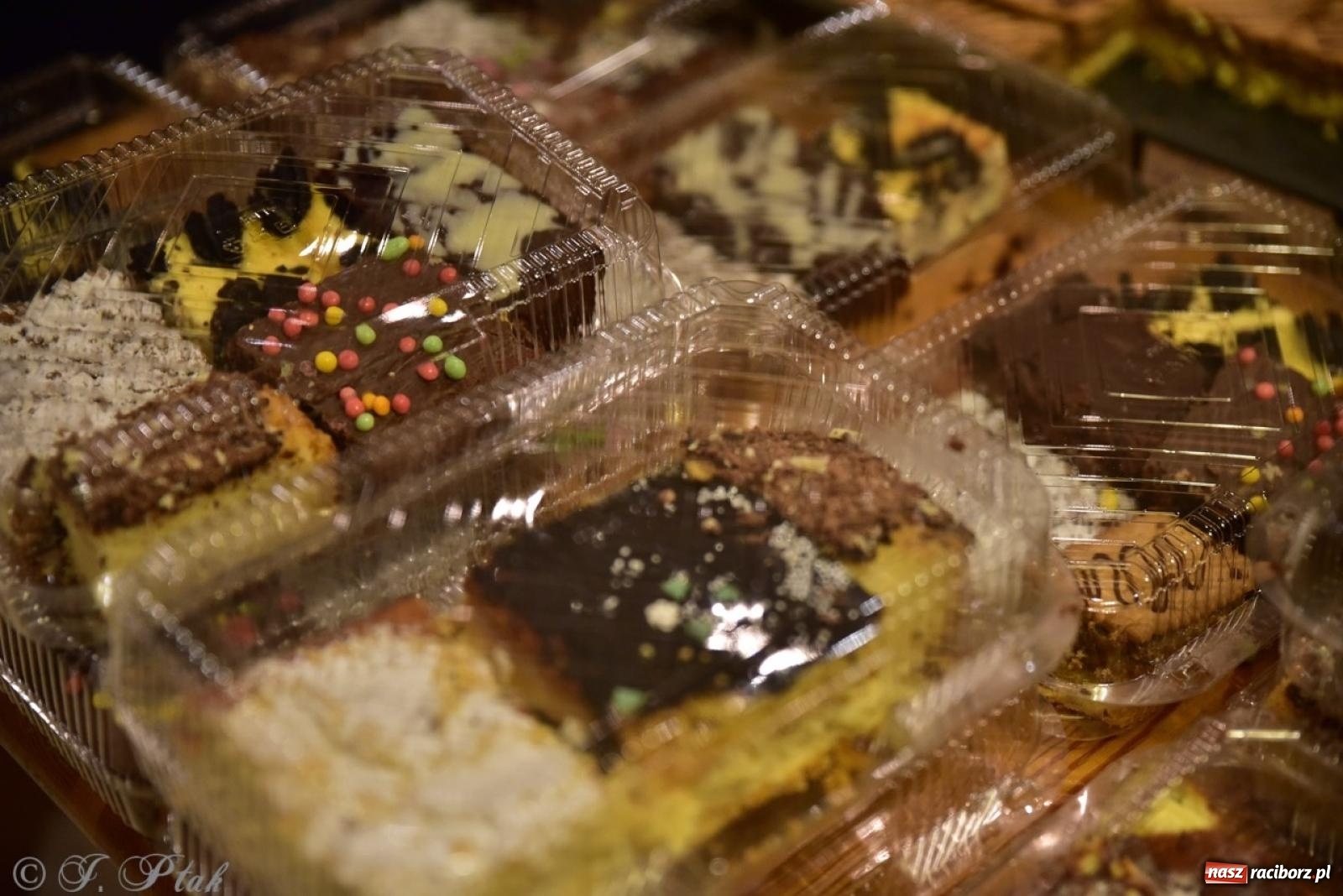 Zdjęcie w galerii na portalu naszraciborz.pl: Koncert charytatywny dla Judytki: taniec, folklor i świąteczne smaki zgromadziły tłumy wiadomości z regionu