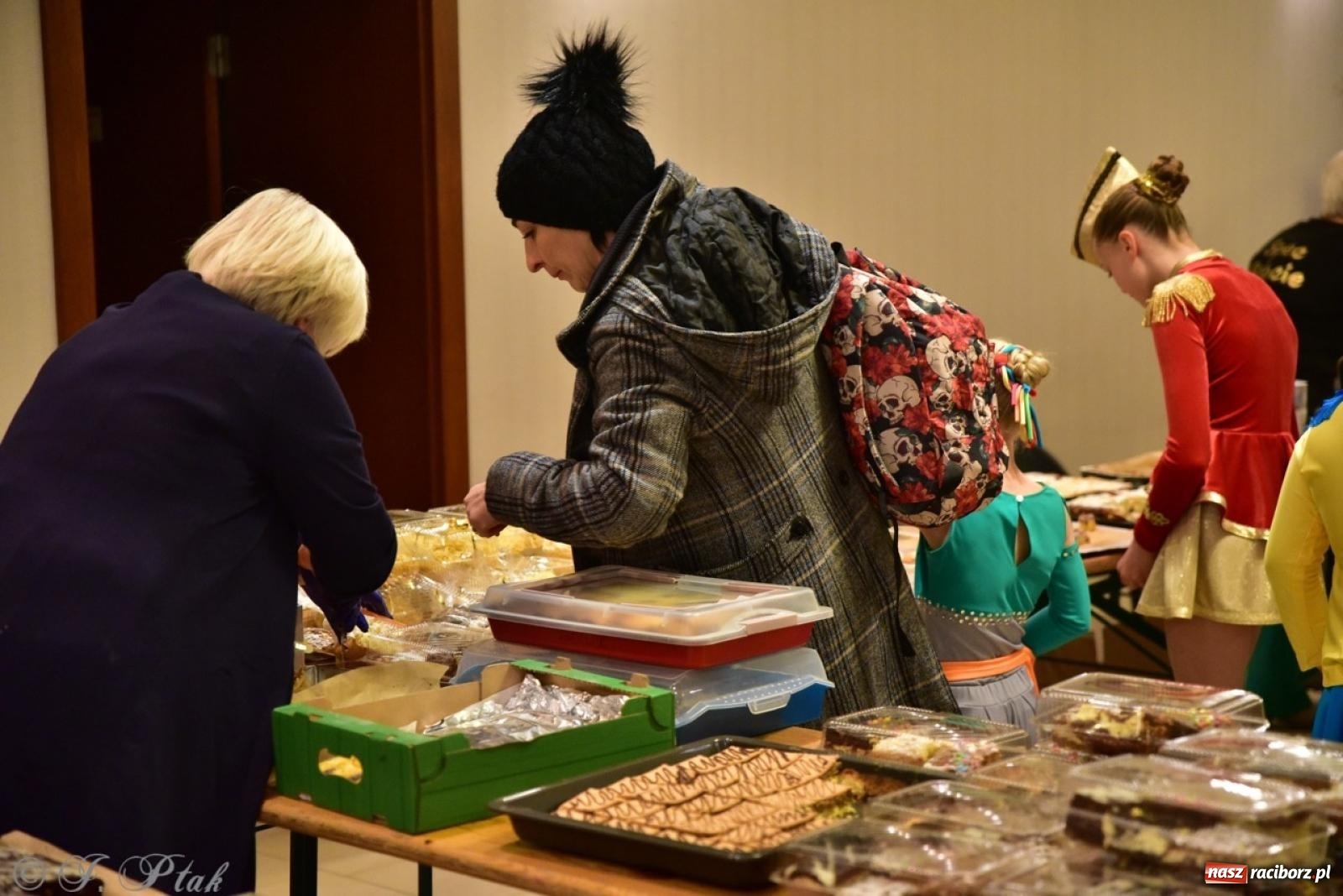 Zdjęcie w galerii na portalu naszraciborz.pl: Koncert charytatywny dla Judytki: taniec, folklor i świąteczne smaki zgromadziły tłumy wiadomości z regionu
