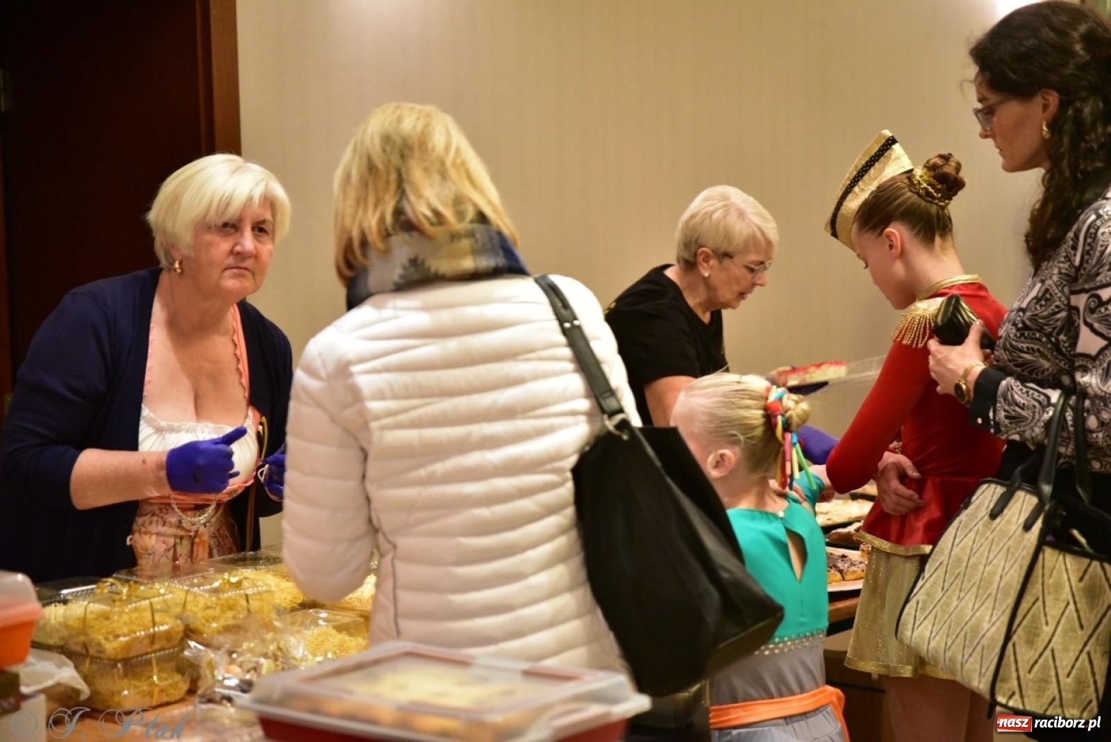 Zdjęcie w galerii na portalu naszraciborz.pl: Koncert charytatywny dla Judytki: taniec, folklor i świąteczne smaki zgromadziły tłumy wiadomości z regionu