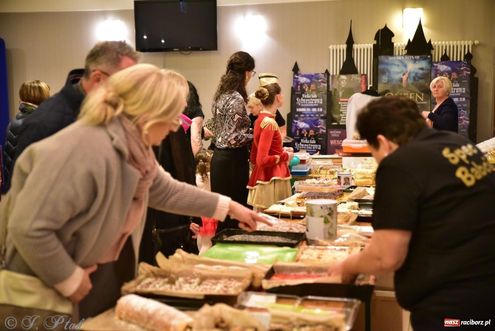 Zdjęcie w galerii na portalu naszraciborz.pl: Koncert charytatywny dla Judytki: taniec, folklor i świąteczne smaki zgromadziły tłumy wiadomości z regionu