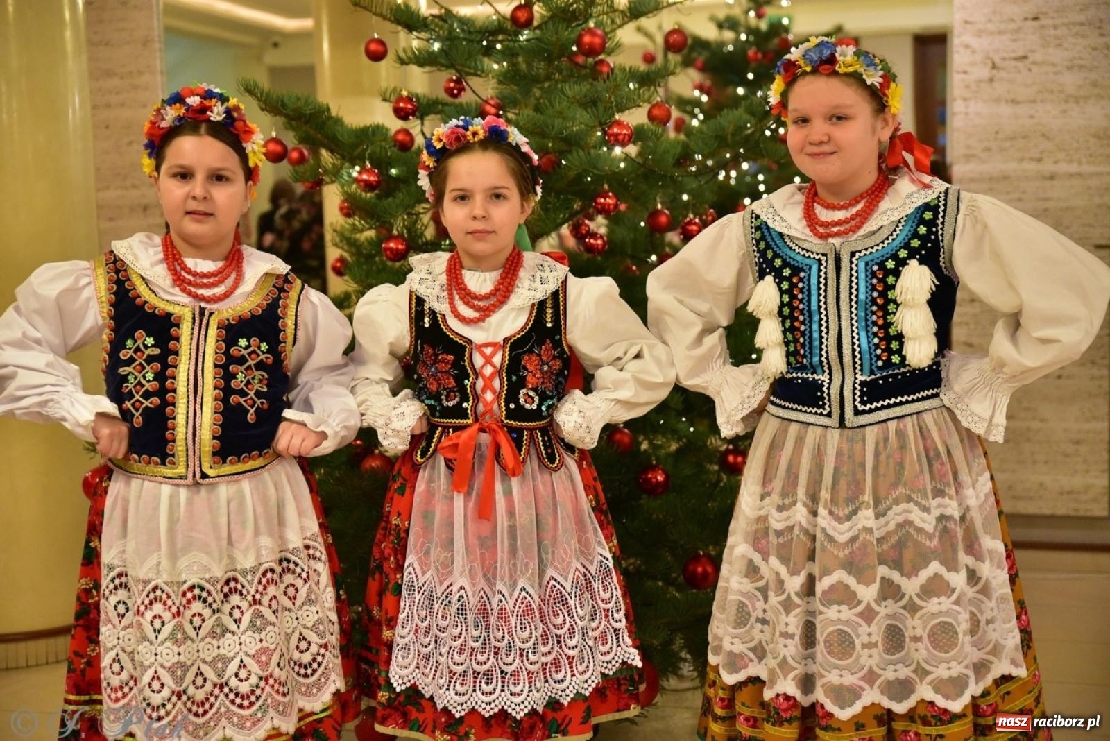 Zdjęcie w galerii na portalu naszraciborz.pl: Koncert charytatywny dla Judytki: taniec, folklor i świąteczne smaki zgromadziły tłumy wiadomości z regionu