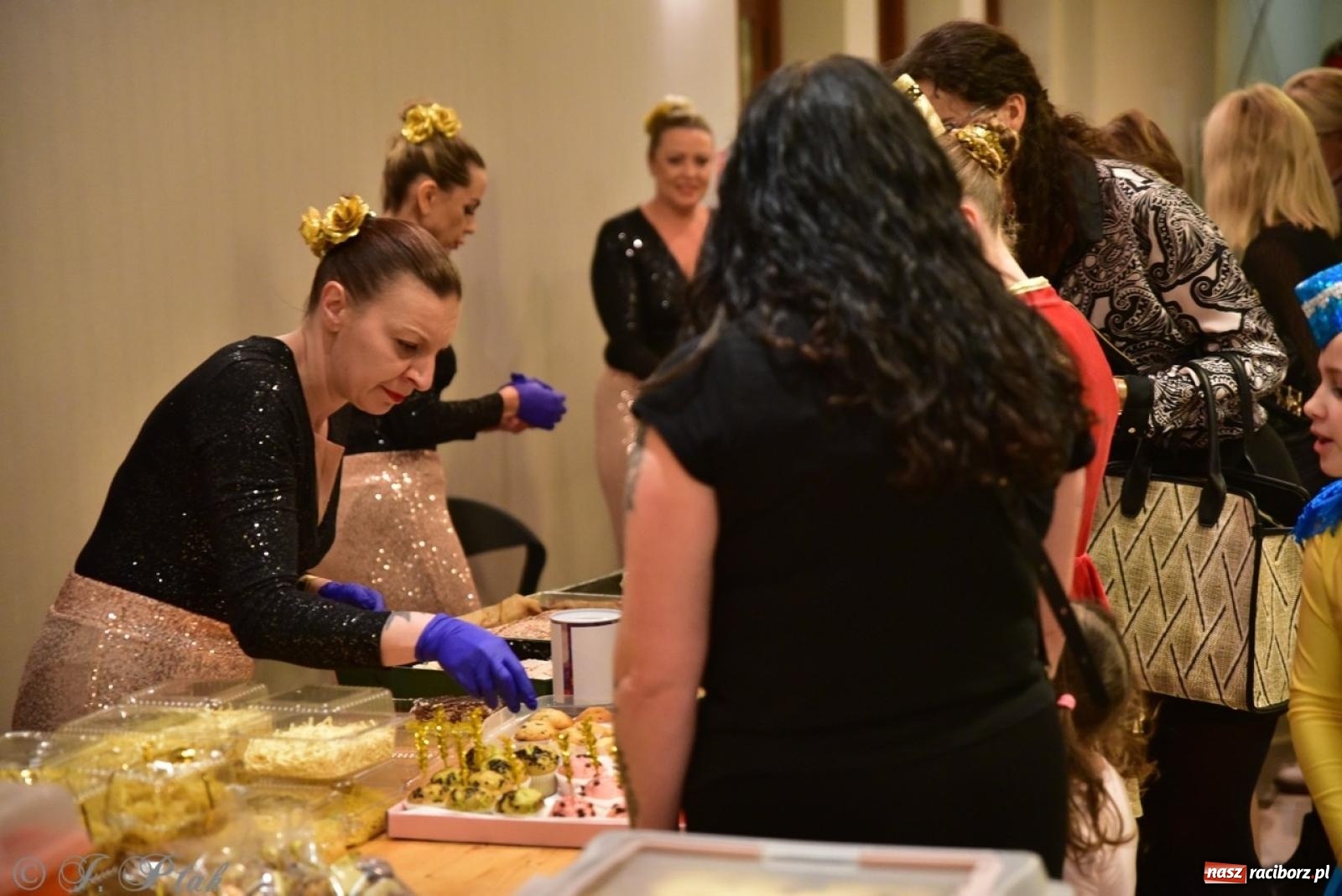 Zdjęcie w galerii na portalu naszraciborz.pl: Koncert charytatywny dla Judytki: taniec, folklor i świąteczne smaki zgromadziły tłumy wiadomości z regionu