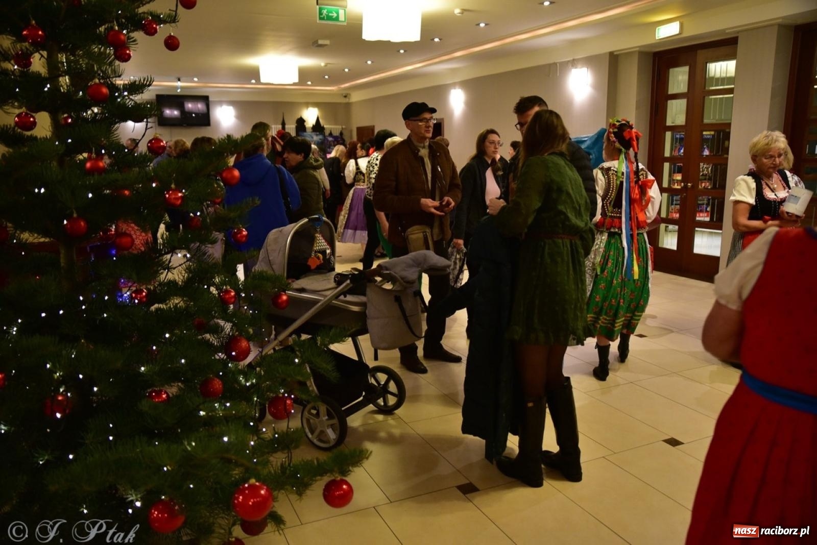 Zdjęcie w galerii na portalu naszraciborz.pl: Koncert charytatywny dla Judytki: taniec, folklor i świąteczne smaki zgromadziły tłumy wiadomości z regionu