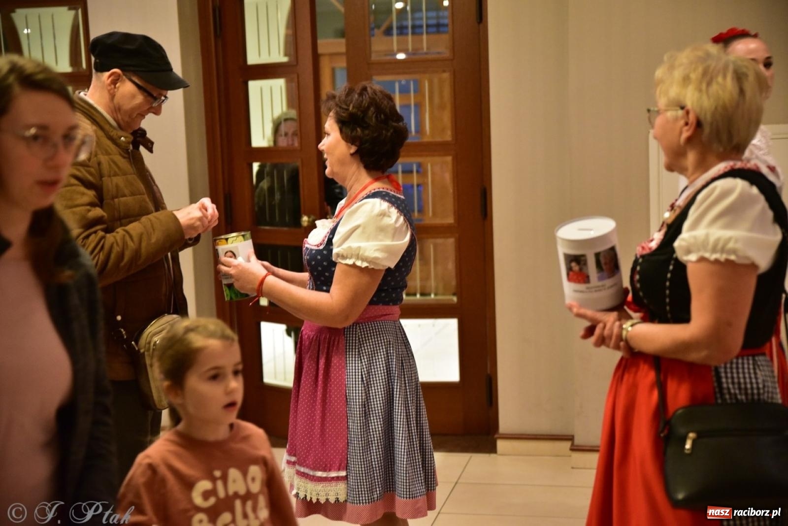 Zdjęcie w galerii na portalu naszraciborz.pl: Koncert charytatywny dla Judytki: taniec, folklor i świąteczne smaki zgromadziły tłumy wiadomości z regionu