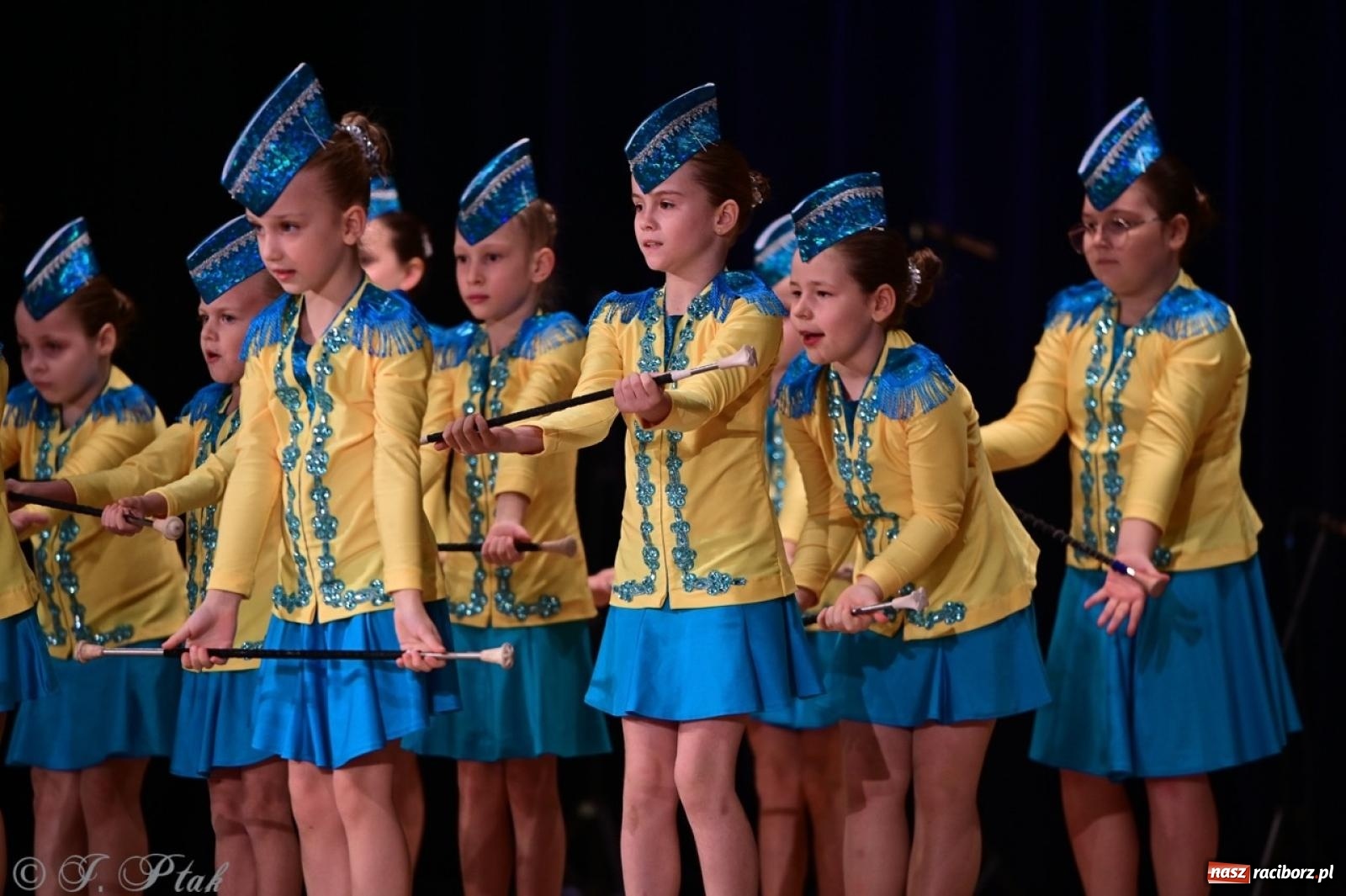 Zdjęcie w galerii na portalu naszraciborz.pl: Koncert charytatywny dla Judytki: taniec, folklor i świąteczne smaki zgromadziły tłumy wiadomości z regionu