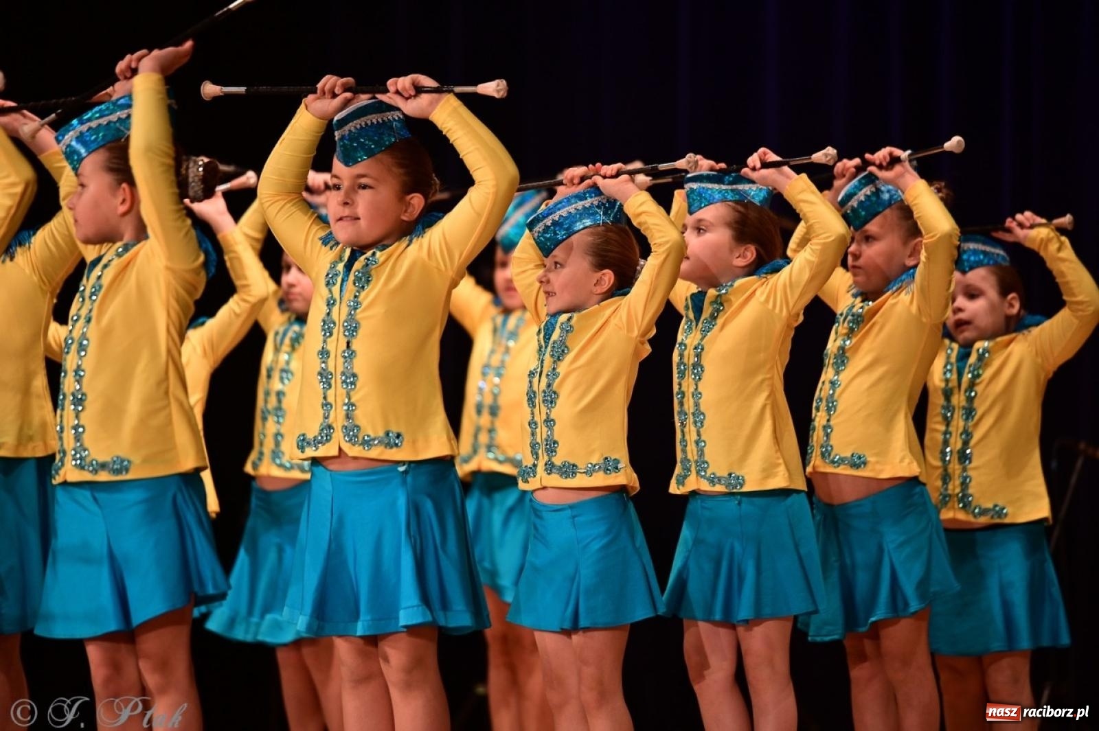 Zdjęcie w galerii na portalu naszraciborz.pl: Koncert charytatywny dla Judytki: taniec, folklor i świąteczne smaki zgromadziły tłumy wiadomości z regionu