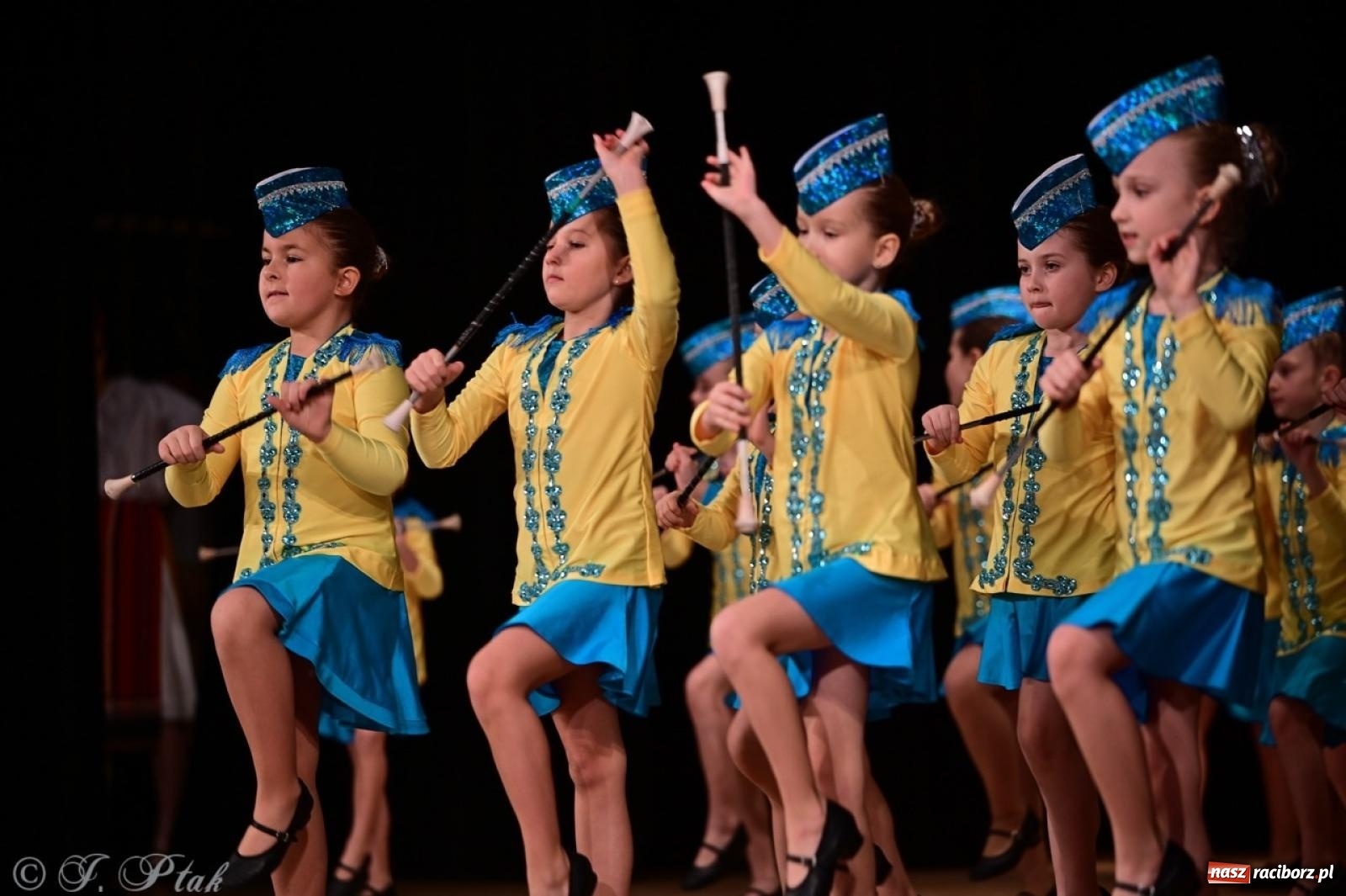 Zdjęcie w galerii na portalu naszraciborz.pl: Koncert charytatywny dla Judytki: taniec, folklor i świąteczne smaki zgromadziły tłumy wiadomości z regionu