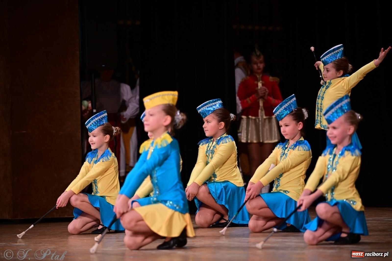 Zdjęcie w galerii na portalu naszraciborz.pl: Koncert charytatywny dla Judytki: taniec, folklor i świąteczne smaki zgromadziły tłumy wiadomości z regionu