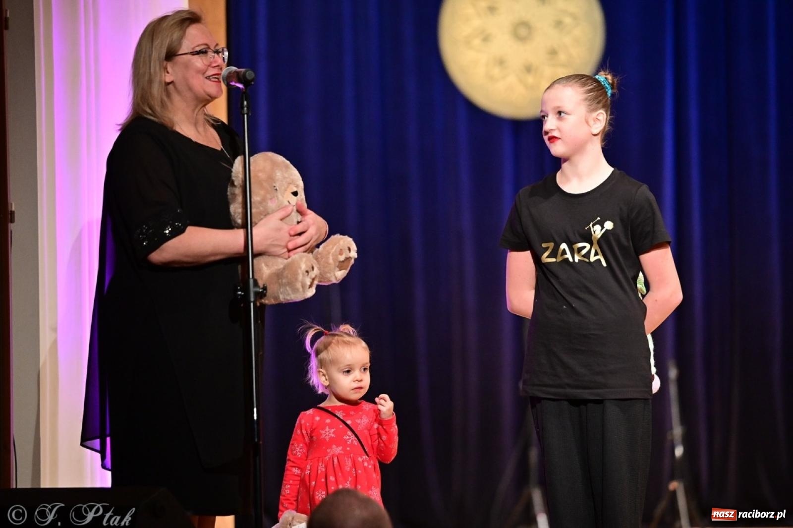 Zdjęcie w galerii na portalu naszraciborz.pl: Koncert charytatywny dla Judytki: taniec, folklor i świąteczne smaki zgromadziły tłumy wiadomości z regionu
