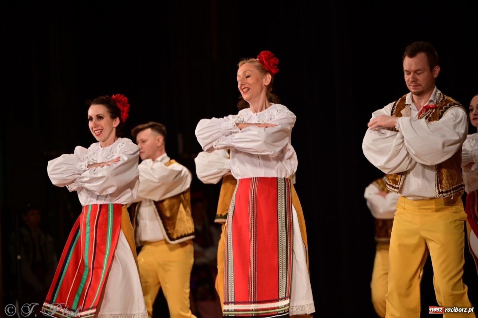 Zdjęcie w galerii na portalu naszraciborz.pl: Koncert charytatywny dla Judytki: taniec, folklor i świąteczne smaki zgromadziły tłumy wiadomości z regionu