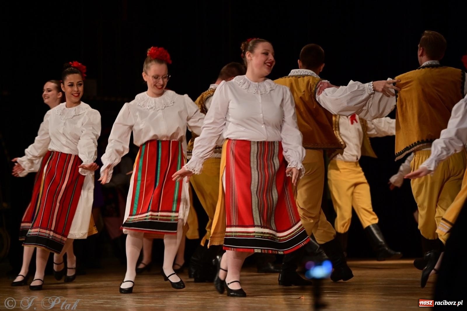Zdjęcie w galerii na portalu naszraciborz.pl: Koncert charytatywny dla Judytki: taniec, folklor i świąteczne smaki zgromadziły tłumy wiadomości z regionu