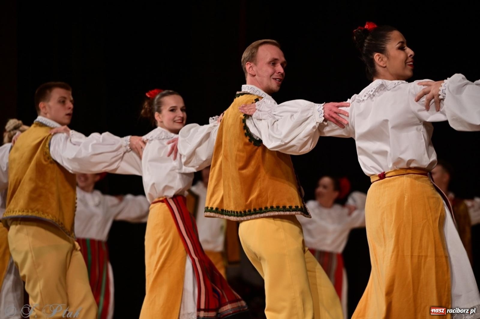 Zdjęcie w galerii na portalu naszraciborz.pl: Koncert charytatywny dla Judytki: taniec, folklor i świąteczne smaki zgromadziły tłumy wiadomości z regionu