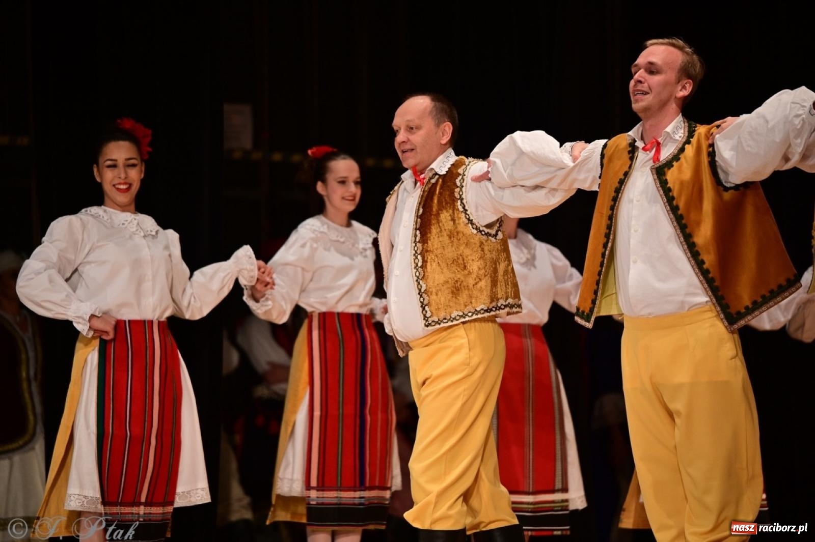 Zdjęcie w galerii na portalu naszraciborz.pl: Koncert charytatywny dla Judytki: taniec, folklor i świąteczne smaki zgromadziły tłumy wiadomości z regionu