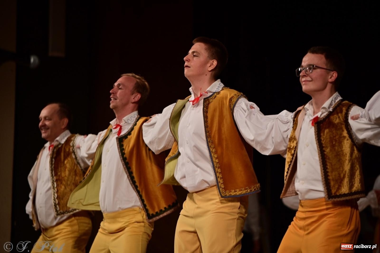 Zdjęcie w galerii na portalu naszraciborz.pl: Koncert charytatywny dla Judytki: taniec, folklor i świąteczne smaki zgromadziły tłumy wiadomości z regionu