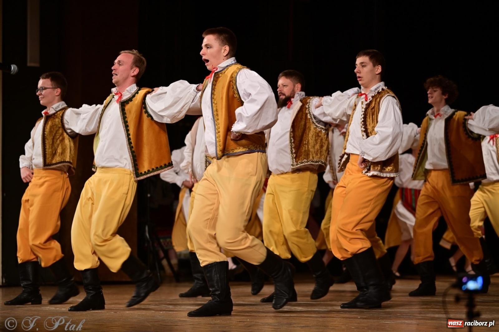 Zdjęcie w galerii na portalu naszraciborz.pl: Koncert charytatywny dla Judytki: taniec, folklor i świąteczne smaki zgromadziły tłumy wiadomości z regionu